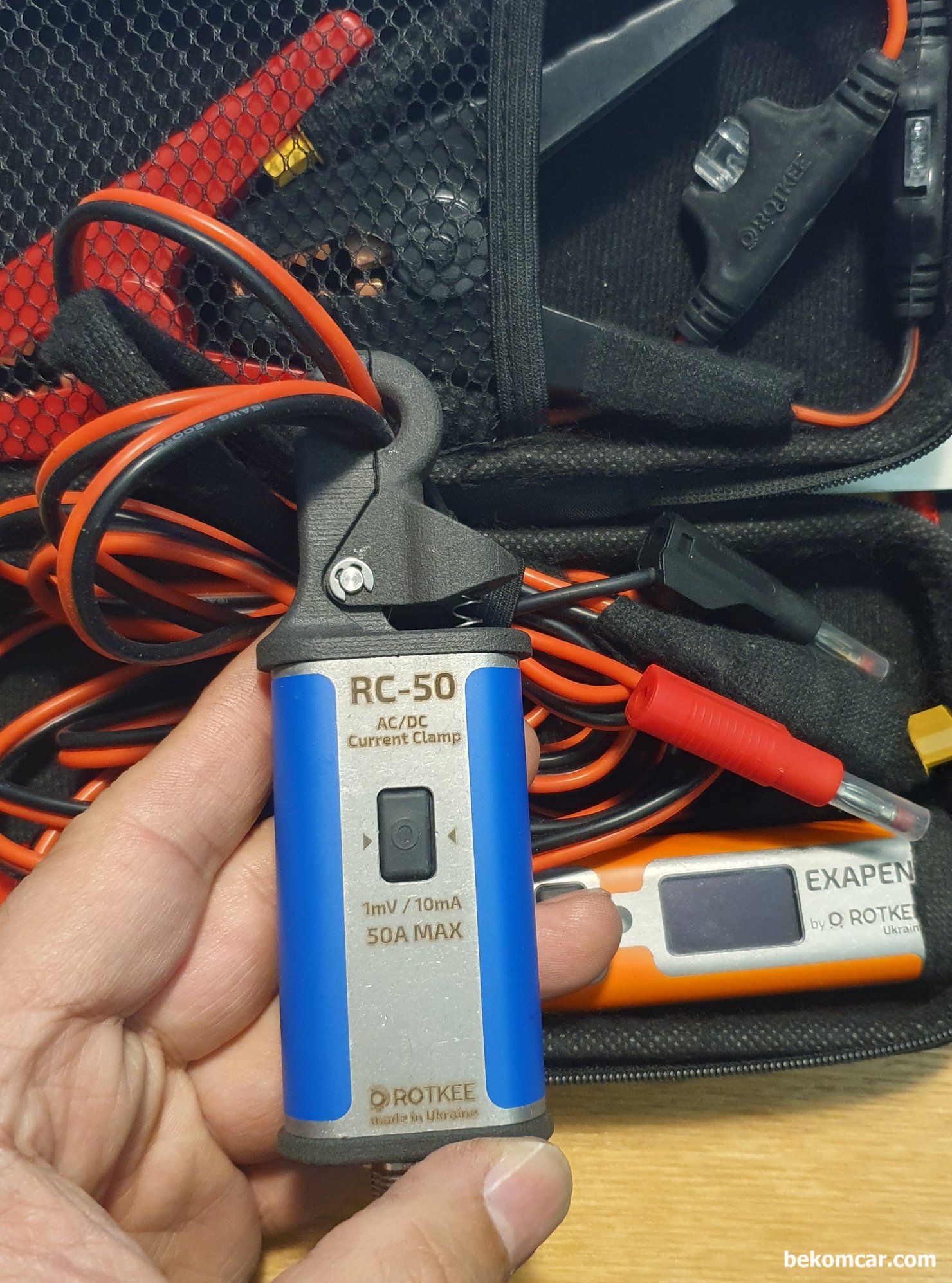 수입 측정장비중에서 전류계 ROTKEE RC-50 AC/DC 1mv/10mA, ROTKEE.com 의 RC-50 전류계 (RC-50 AC/DC Automotive Current Clamp) 이다. 크기가 상당히 작고 케이스가 메탈 재질이다. 전원은 차량용 배터리를 사용해서 좋다. 16AWG 6개를 물려도 충분하며 ECU등에서는 인젝터 점화코일등 몽땅 다 물릴 수 있을 듯 하다.|بيكومكار  (bekomcar)