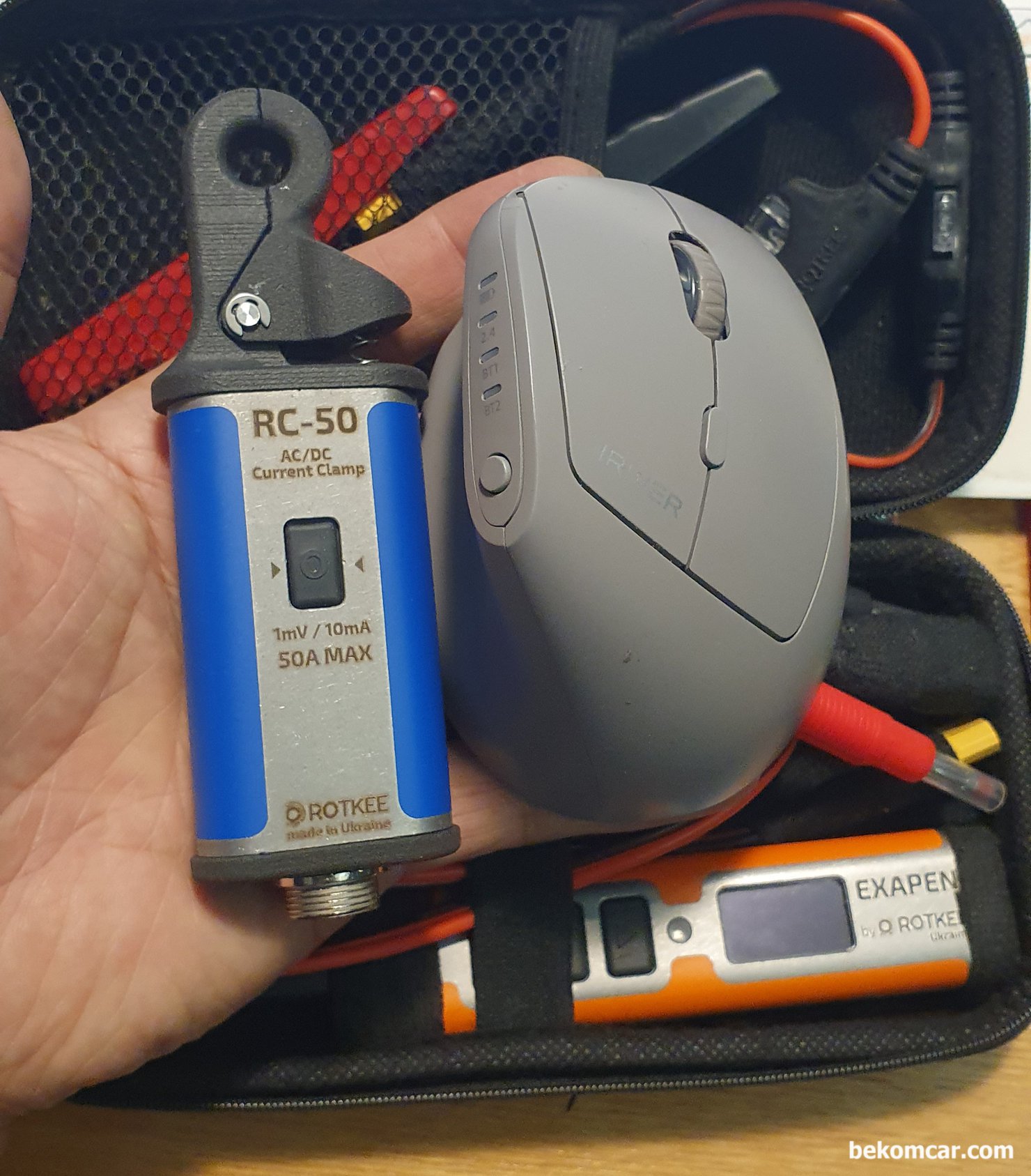 수입 측정장비중에서 전류계 ROTKEE RC-50 AC/DC 1mv/10mA, 사용하는 마우스와 비교해 본다. 크기가 매우 작ㄷ. 또한 파워선은 PS16, PS100, ExaPen 등 과 같은 파워케이블을 사용해서 호환성이 좋다. OTKEE의 RC-50 전류계 (RC-50 AC/DC Automotive Current Clamp) 실제 사용하면 어떨지는 모르겠지만 일단 첫 인상은 매우 좋다.|بيكومكار  (bekomcar)