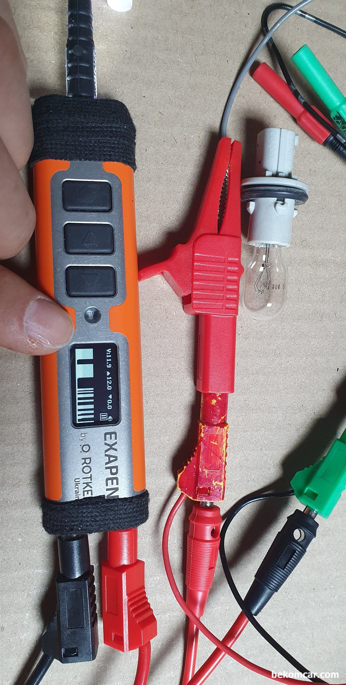 롯키 엑사펜 (ROTKEE ExaPen)은 모든 정비사의 필수공구, ROTKEE ExaPen 의 기본 기능으로 탐침후 측정된 전압을 버튼 눌러 기억시키고 +-5.0% 차이가 있는경우 알람을 울려서 알려주는 기능이다. 물론 그래프로 표시도 되며, 최소 및 최대 전압도 자동으로 측정된다. 그래서 시동하기전에 세팅하고 시동걸면 배터리 상태 점검을 아주 쉽게 할 수 있는 기능이다.|ベコムカー (bekomcar)