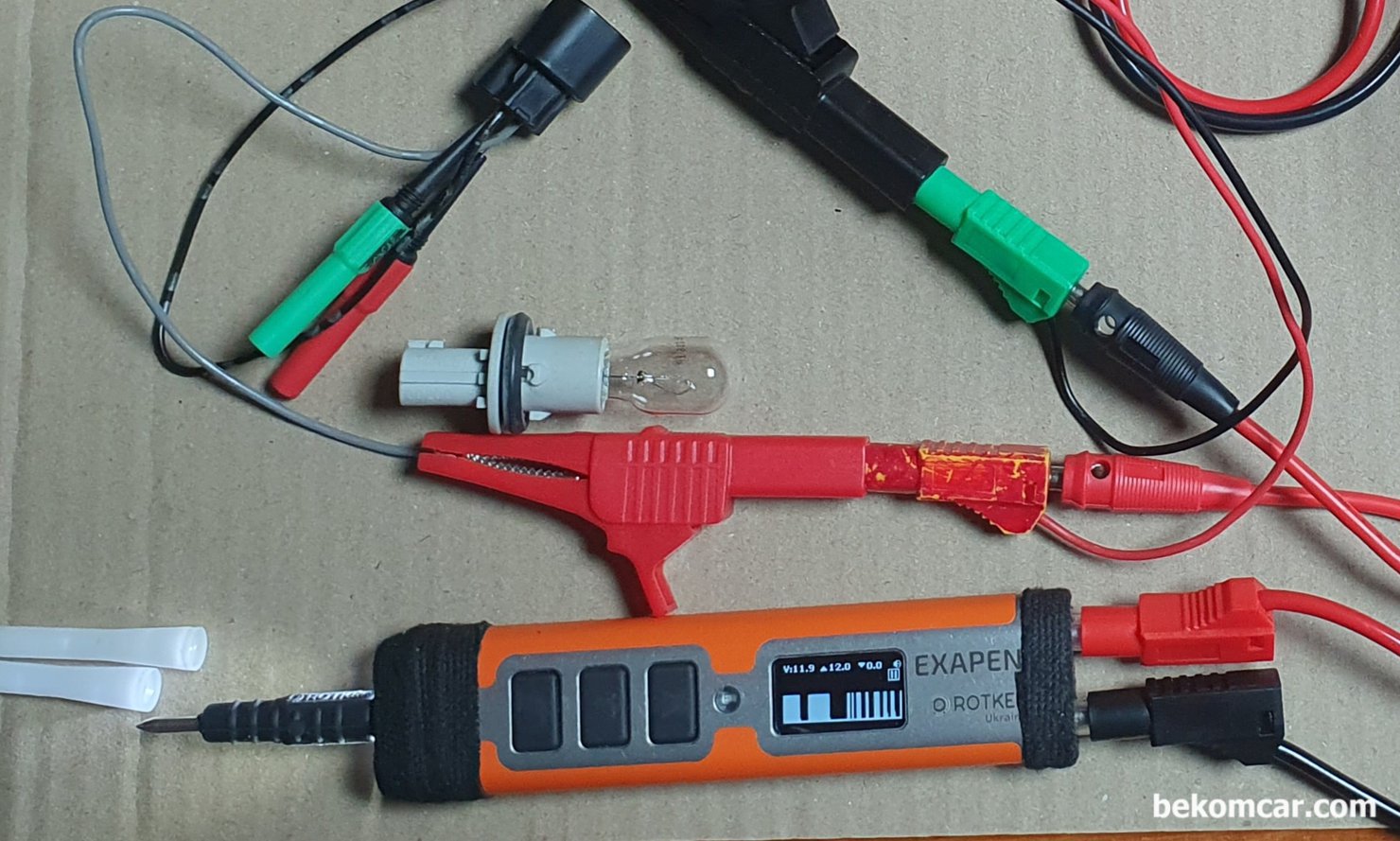 롯키 엑사펜 (ROTKEE ExaPen)은 모든 정비사의 필수공구, 접촉 회선이 전압을 오실로스코프 처럼 표시하여 확인이 가능하다. 접촉 불량 이나 간헐적 회선 불안정 상태등 점검시에 좋다.  ROTKEE ExaPen 의 기본 기능으로 탐침후 측정된 전압을 버튼 눌러 기억시키고 +-5.0% 차이가 있는경우 알람을 울려서 알려주는 기능이다.|ベコムカー (bekomcar)