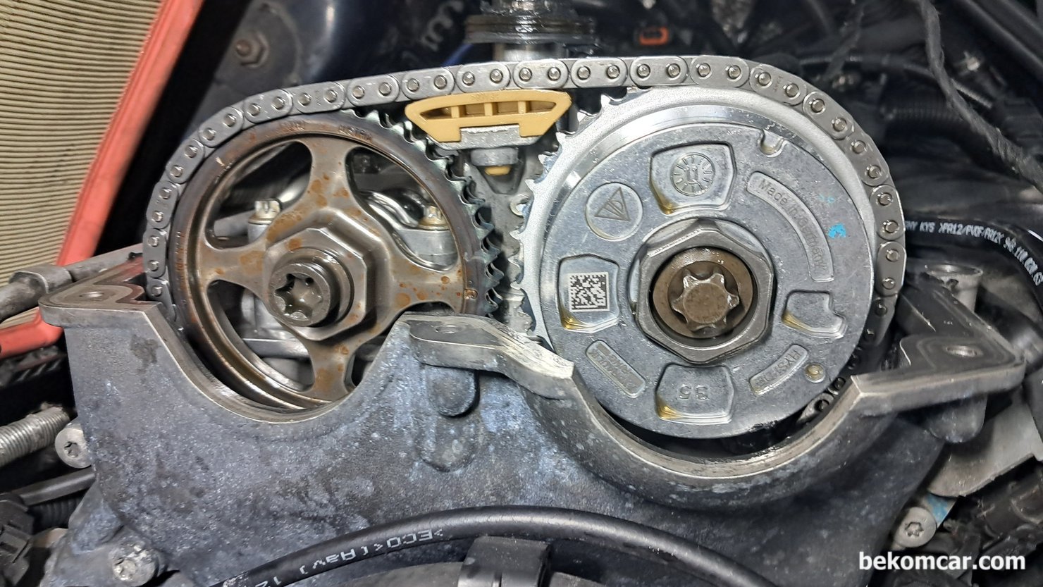 오일컨트롤 솔레노이드 밸브 듀티제어가 무슨뜻 인가요? 타이밍 진단시 VVT 진단에 필요하다고 합니다., OCV가 부하조절 가능한 스위치라고 했다. 디밍 램프처럼, 하지만 램프대신에 캠어드저스터 라는 타이밍 조절을 하는 부품을 돌리는데 사용된다. VVT 캠어드저스터 혹 캠 페이저 등으로 불리는 부품의 모양이다. 오른쪽 동그란 부품이 바로 VVT 캠페이저 이다. 베콤카에서 타이밍 고장코드 진단한 차량은 포르쉐 카이엔 이다.|ベコムカー (bekomcar)