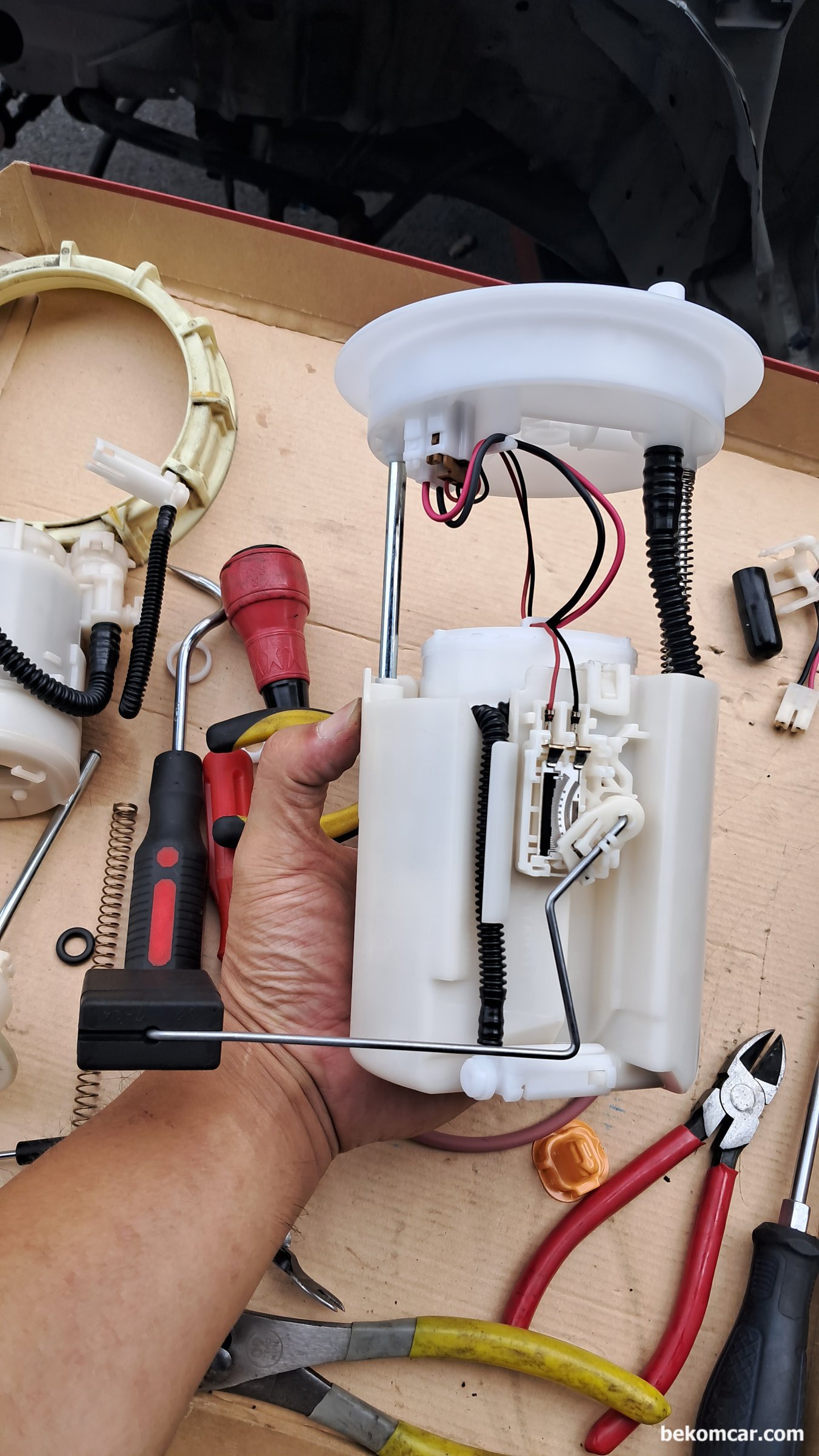 연료펌프, 연료필터, 연료압력등 분석 파형분석 (포드 익스플로러 사례), 최근 차량에서 사용되는 가장 전형적인 연료펌프 모터이다. 연료펌프 어셈블리에 압력 레귤레이터, 연료필터, 연료펌프모터, 체크밸브, 연료게이지(Sender) 등이 함께 통합되어 있다. 오실로스코프 파형 분석을 통하여 연료 펌프 분해하지 않고 펌프 상태를 파악할 수 있다.|베콤카 차량정밀진단