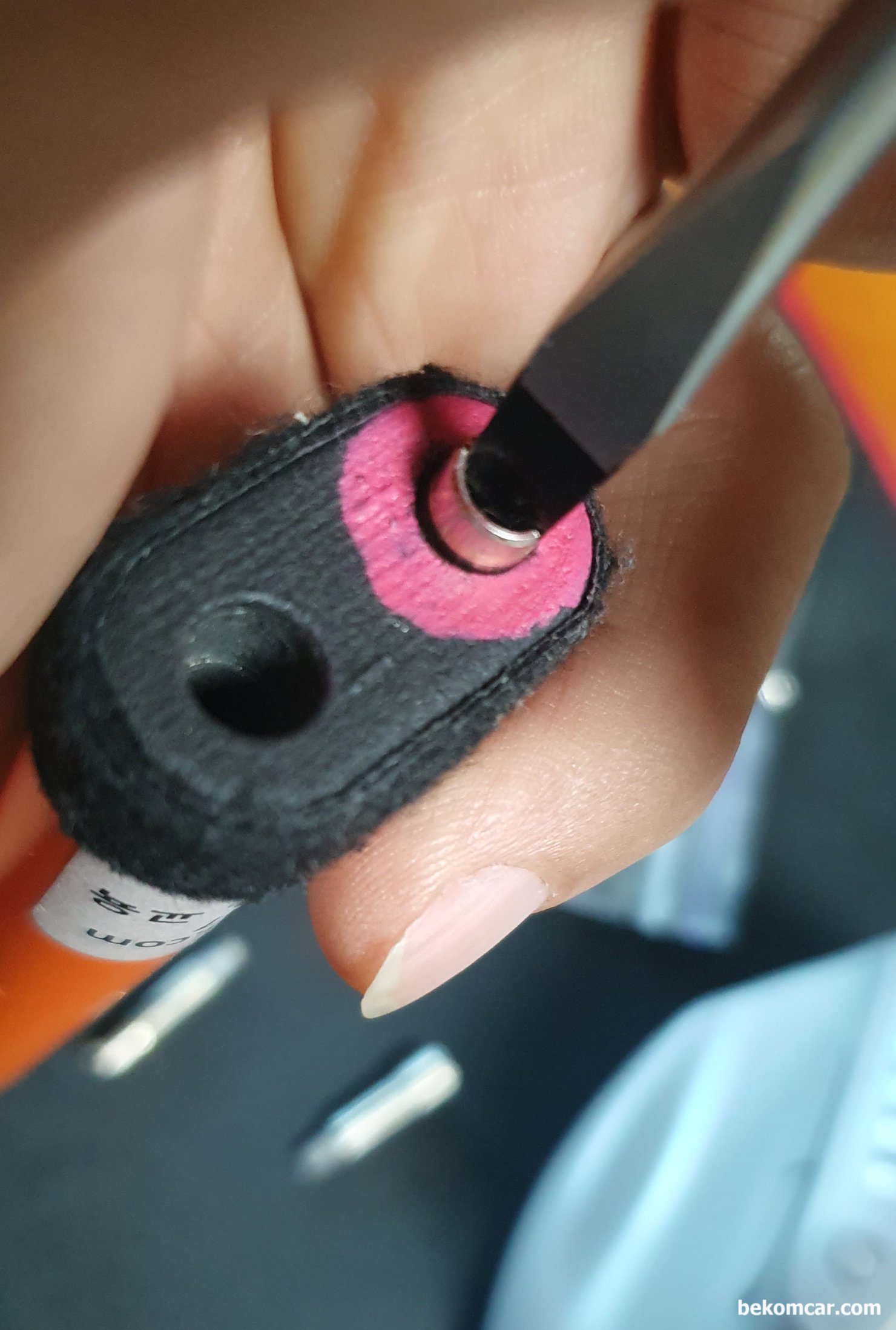 롯키 엑사펜 ExaPen 4mm터미널 교체, ROTKEE ExaPen 전원 공급 4mm 터미널이다. 핑크색으로 마킹한 곳이 '파워, Power, 플러스' 그리고 다른곳은 '그라운드, 마이너스' 부분이다. 기존것 스크류처럼 빼고 새것으로 넣어주면 된다.|bekomcar.com