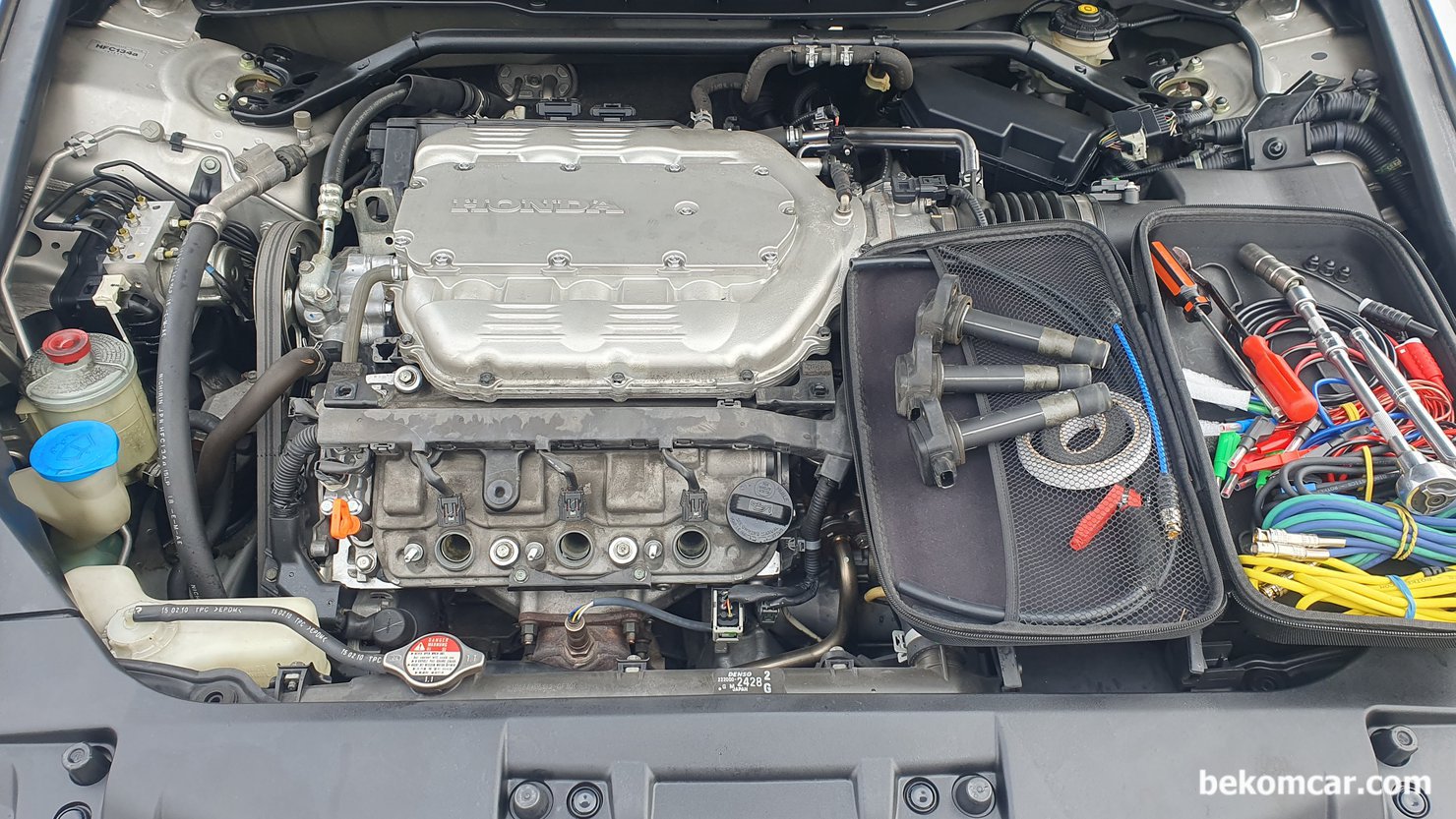 점화플러그 교체하였는데 나중에 보니 점화코일 뺀 흔적이 없는데 진짜 점화플러그 교환하였을까요?, 혼다 어코드 V6 중고차 구매전 점검과정, 점화코일을 탈거후에 점화플러그를 점검한다. 하지만 차량에 따라서는 점화코일 코넥터 분리하지 않고 그냥 쑥 뽑아서 바로 점화플러그 교체를 하는경우도 있다.|贝科姆汽车 (bekomcar)