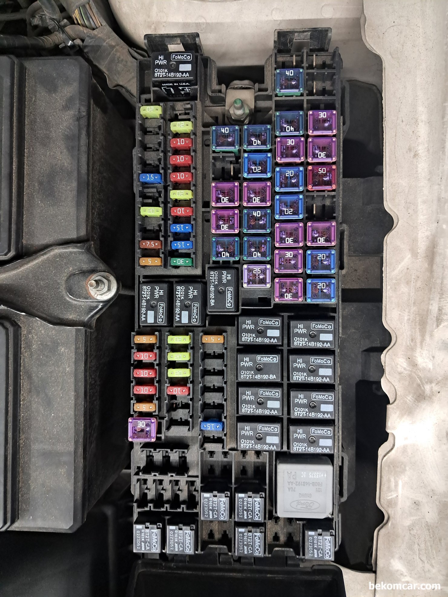 포드 익스플로러 2013년 3.5L 휴즈박스, 포드 익스플로러 2013년 3.5L 휴즈박스, 진단시 참고한다. 휴즈박스에서 점화코일, 연료펌프, 인젝터 등 휴즈나 릴레이 접근이 가능하면 전기적 고장 진단이 상당히 정확하고 빨라진다.|بيكومكار  (bekomcar)