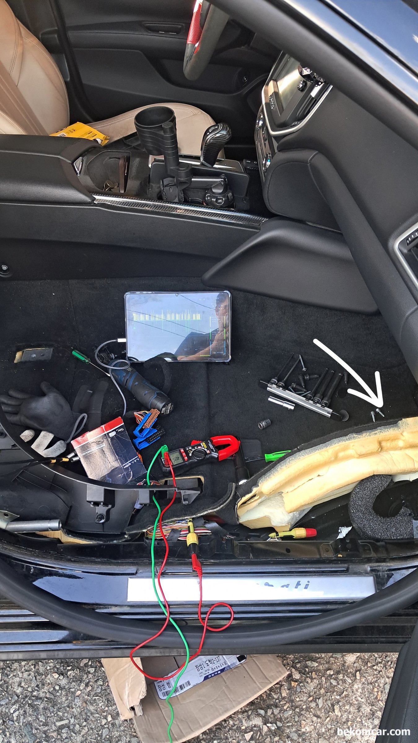 2015 마세라티 기블리 캔통신진단 BCM & 스타코넥터, 마세라티 기블리 2015년 BCM 위치, 조수석 바닥위치, BCM 관련 캔 통신 진단시 참고한다.|베콤카 차량정밀진단