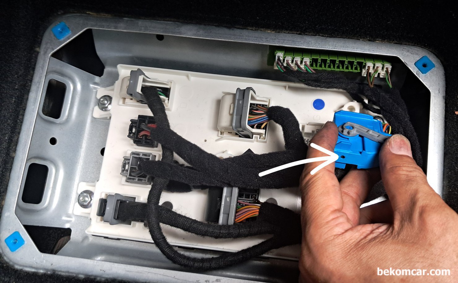 2015 마세라티 기블리 캔통신진단 BCM & 스타코넥터, 마세라티 기블리 2015년 조수석 BCM 과 스타코넥터 위치이다. BCM 관련 캔 통신 에러 고장코드 발생시 참고한다.|베콤카 차량정밀진단