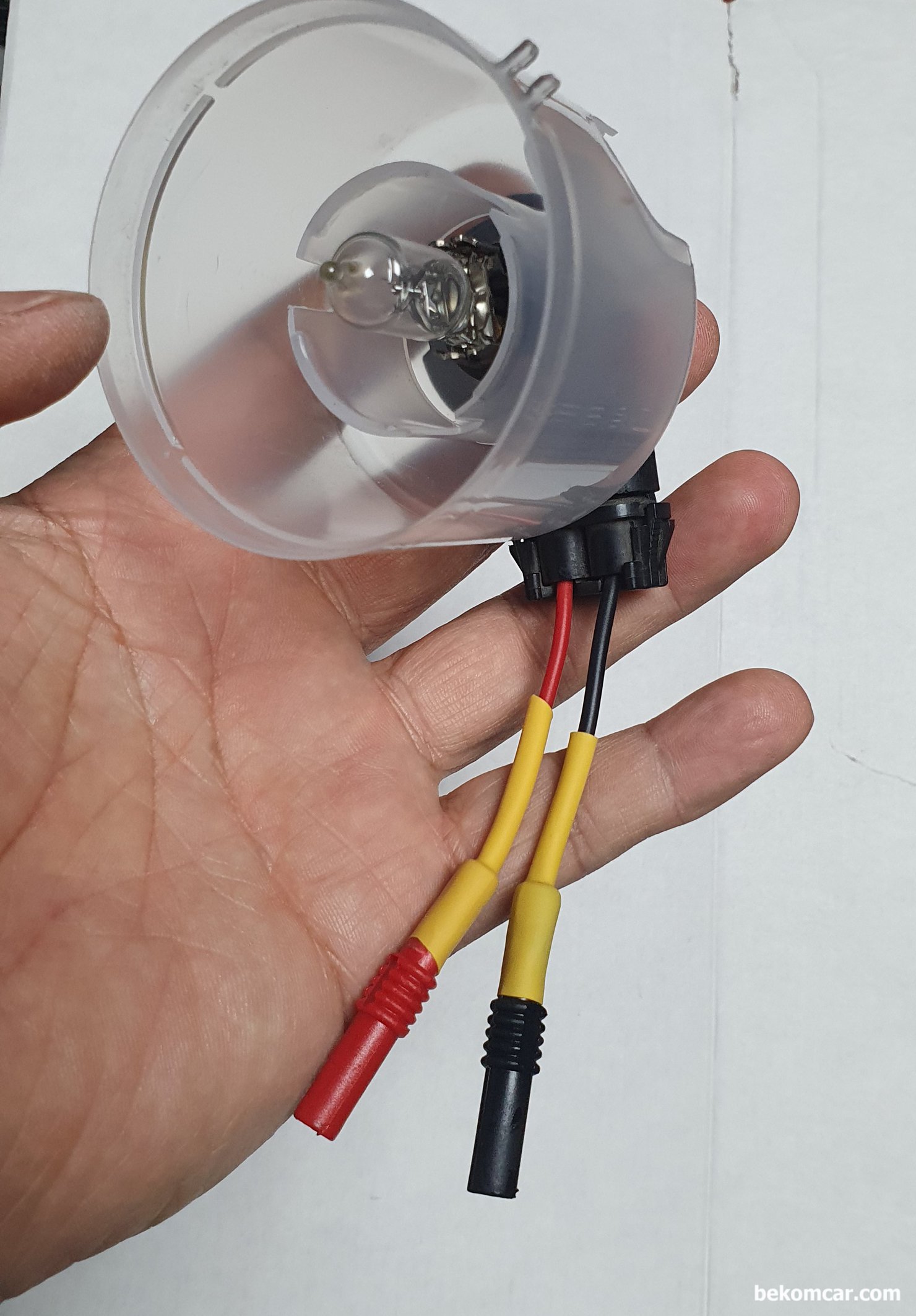 헤드램프 이용하여 부하전압강하 자작 공구, 부하전압강하 자작 공구로, 다른 측면에서 바라본 사진이다. 보호막은 드릴로 적절한 지름의 구멍을 뚤어주어 헤드라이트 전구를 넣게끔 하였다.|بيكومكار (bekomcar)