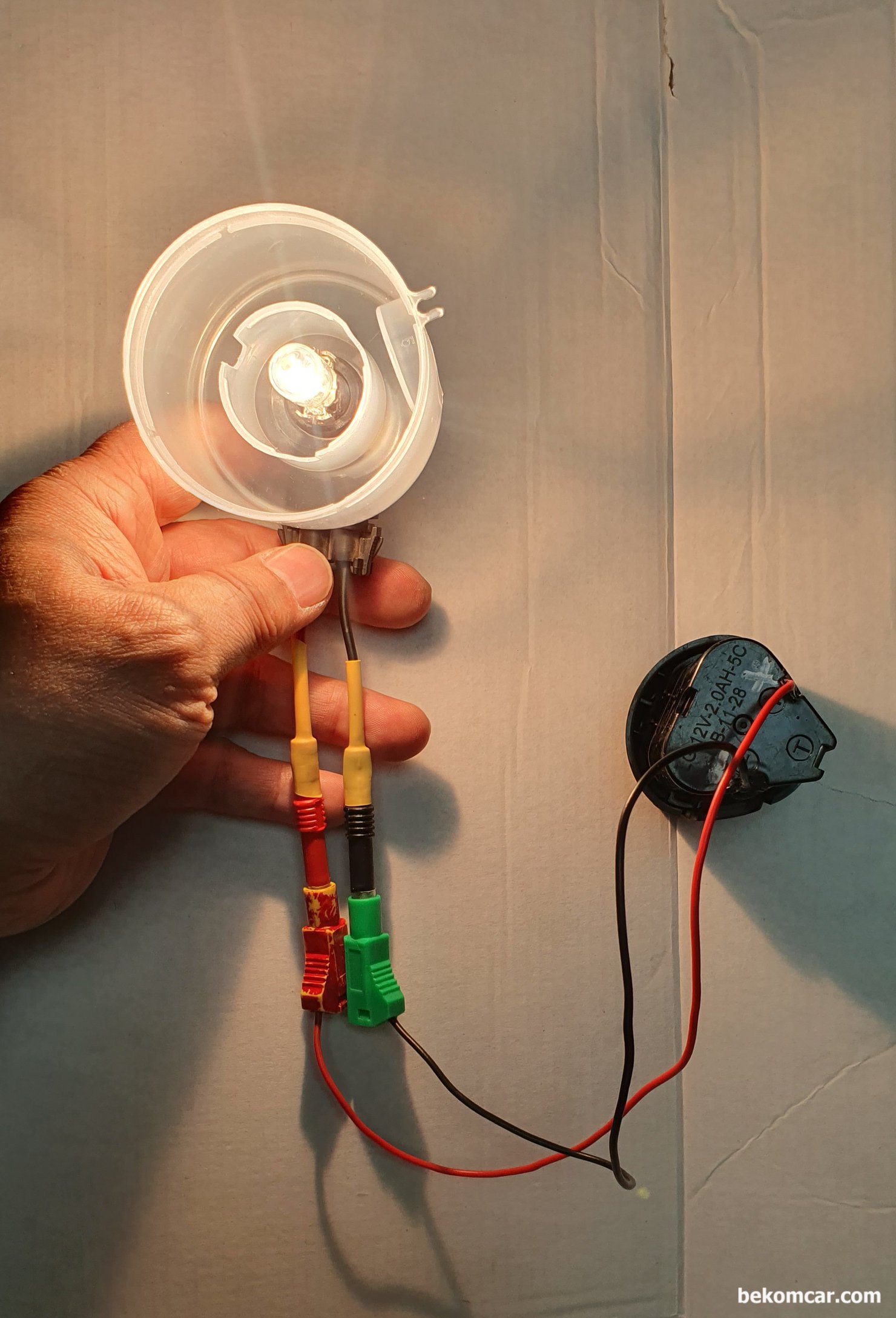 헤드램프 이용하여 부하전압강하 자작 공구, 부하전압강하 자작 공구이다. 전구는 자동차 헤드라이트 이며, 보호막은 카브레이터 스프레이 깡통 뚜껑이다. 4mm를 Female 코낵터를 사용하여 다양한 4mm 탐침봉 및 악어클립등 악세사리를 사용할 수 있다.|بيكومكار (bekomcar)