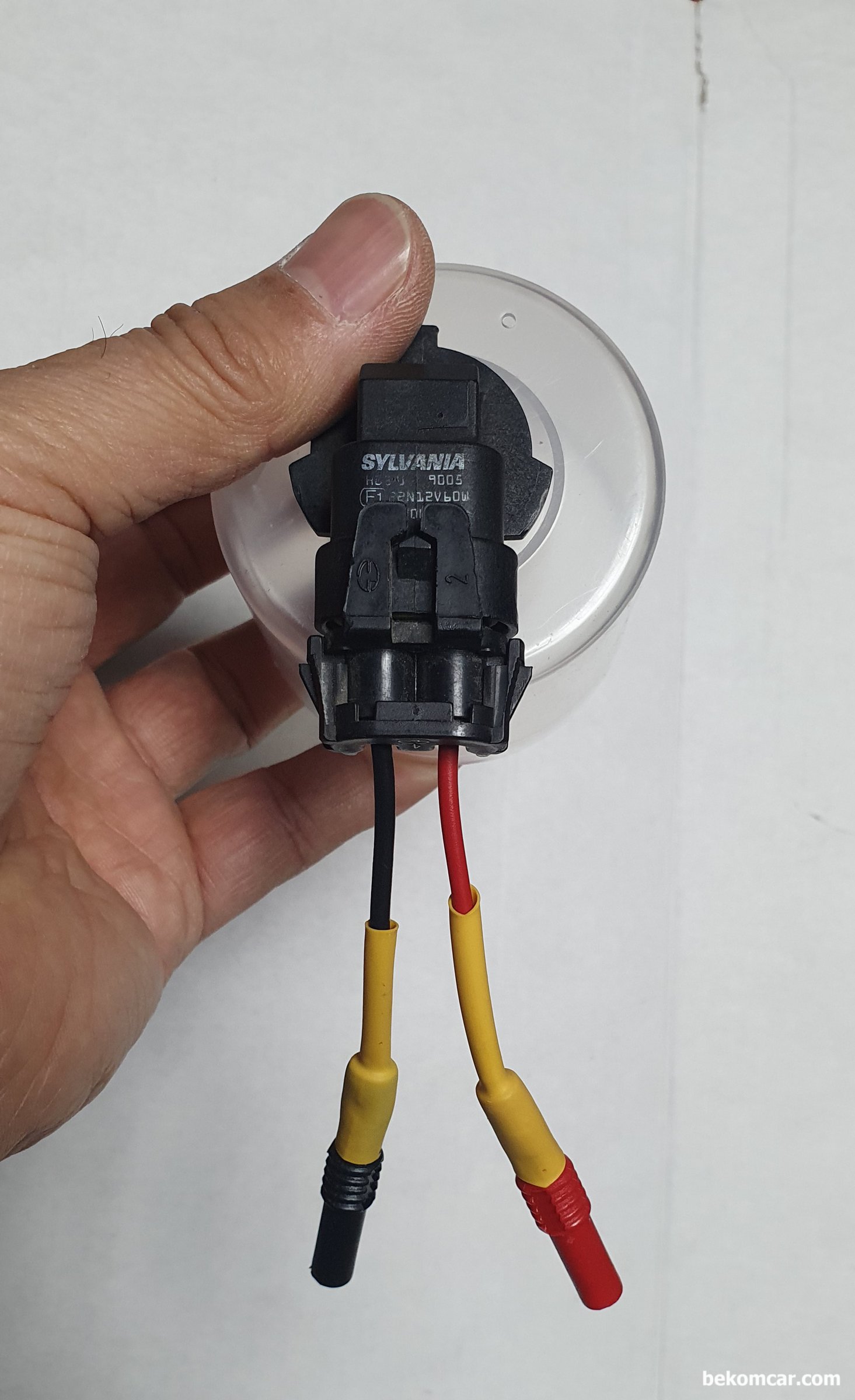 헤드램프 이용하여 부하전압강하 자작 공구, 자동차 헤드라이트 를 그대로 사용하였다. 전구 브랜드가 보인다. 간단하지만 실제는 상당히 유용하게 사용되는 부하전압강하 테스팅 전구이다.|بيكومكار (bekomcar)