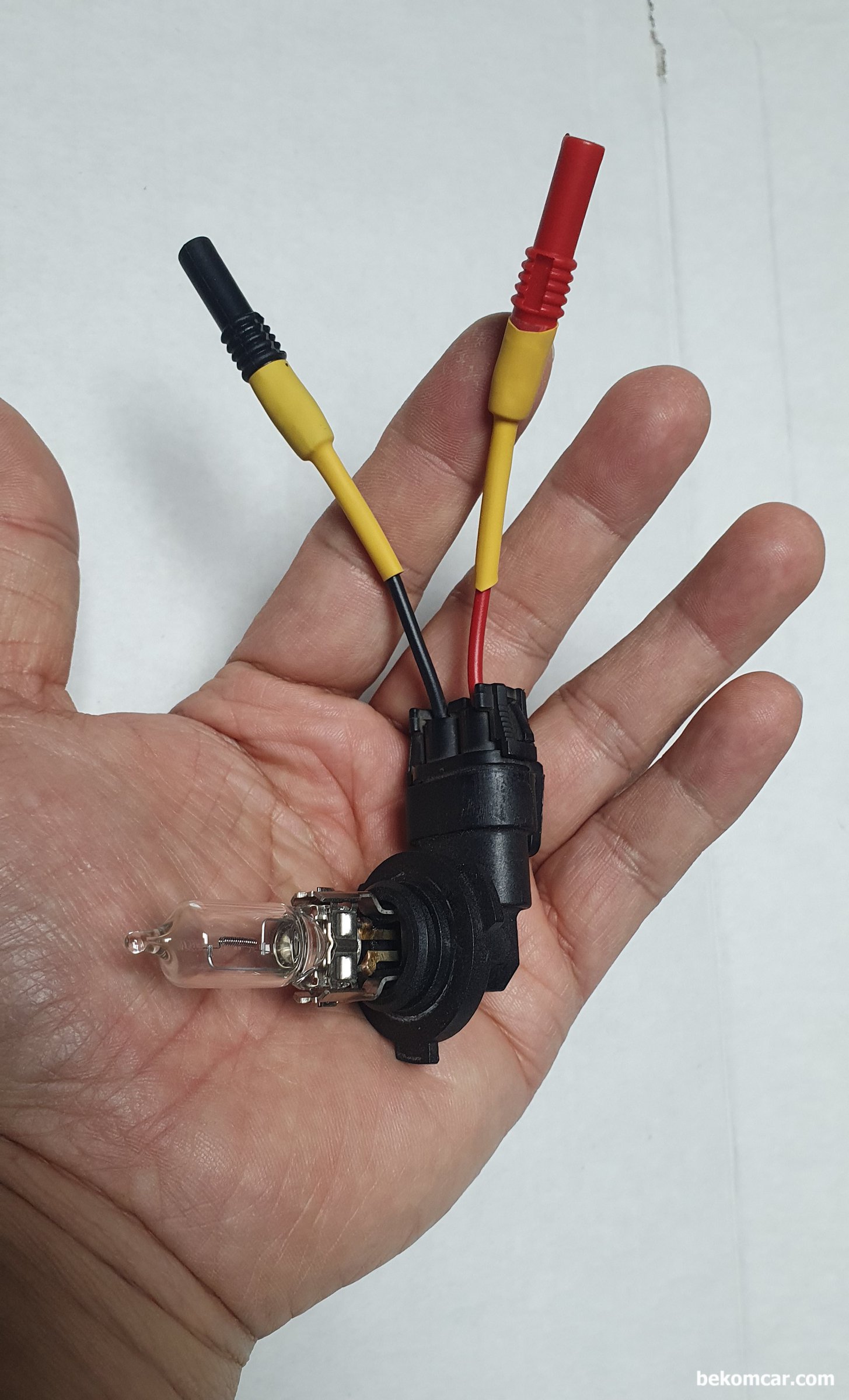 헤드램프 이용하여 부하전압강하 자작 공구, 부하전압강하 테스팅 전구의 갓 (보호막)을 제거한 상태이다. 보호막은 그냥 넣고 좀 돌려주면 고정이 된다.|بيكومكار (bekomcar)