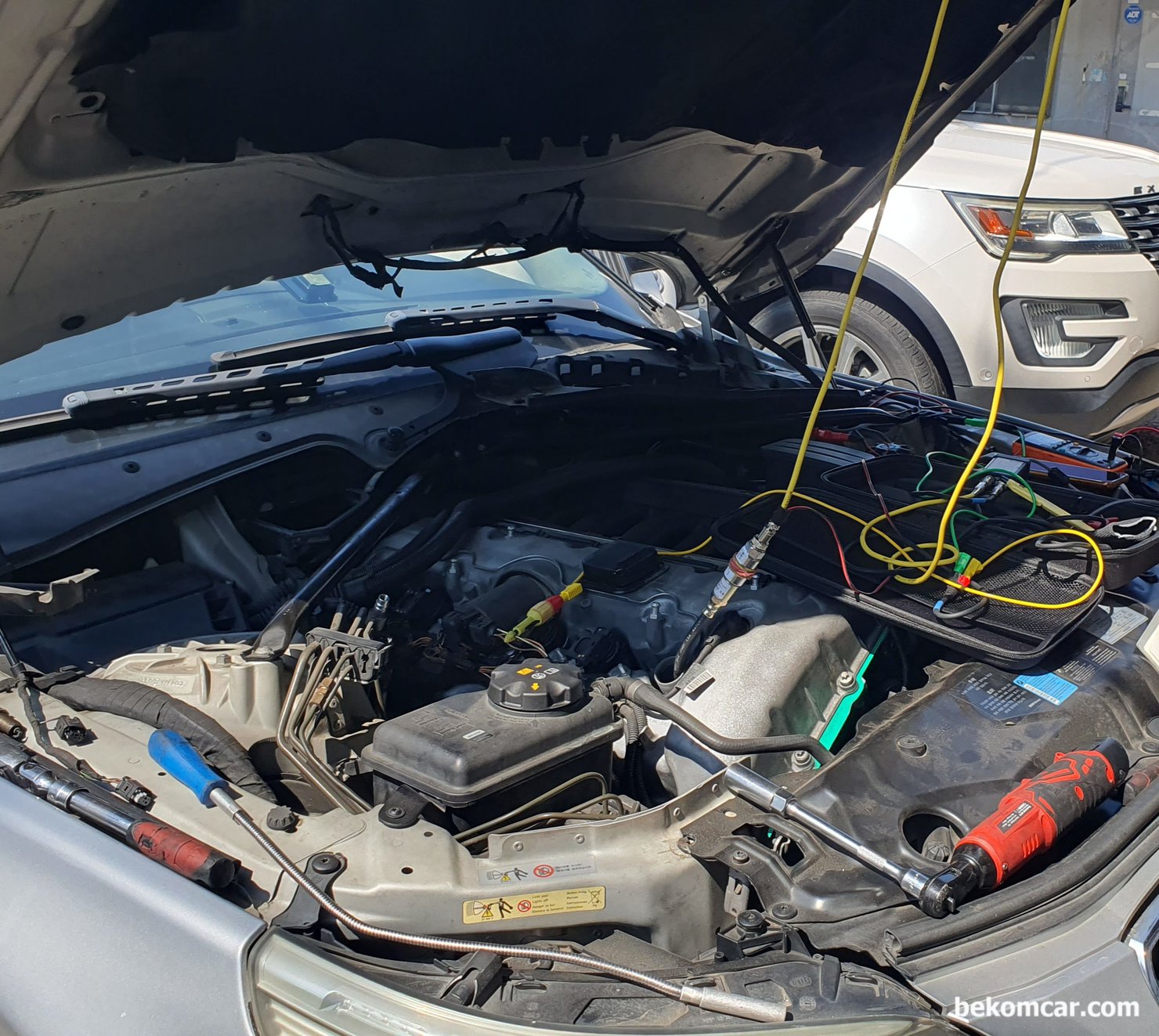 BMW 525i E60 시동꺼짐 실린더압축압력센서 파형 분석기록, BMW 525i E60 시동꺼짐 실린더압축압력센서 파형 분석 세팅 환경이다. #1번 실린더와 #2번 실린더에서 측정하였다. 측정 오실로스코프는 HS512Max 와 실린더압축압력센서는 PS16을 사용했다.|베콤카 차량정밀진단