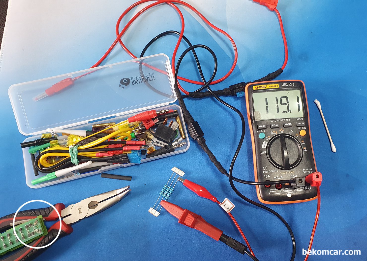 캔 통신 에러 종단저항 측정기록, 마세라티 기블리 사례, GM 크라이슬러 피아트 마세라티 등 차량에서 흔하게 사용되는 캔 통신 에러 진단과정중 종단저항을 측정한다. 마세라티 기블리 종단 저항이 아에 측정이 되지 않아서 진단시 사용하는 120옴 저항을 측정하니 정상으로 측정된다. DVOM은 정상이고 모듈의 종단저항이 고장이라는 의미이다.|بيكومكار  (bekomcar)