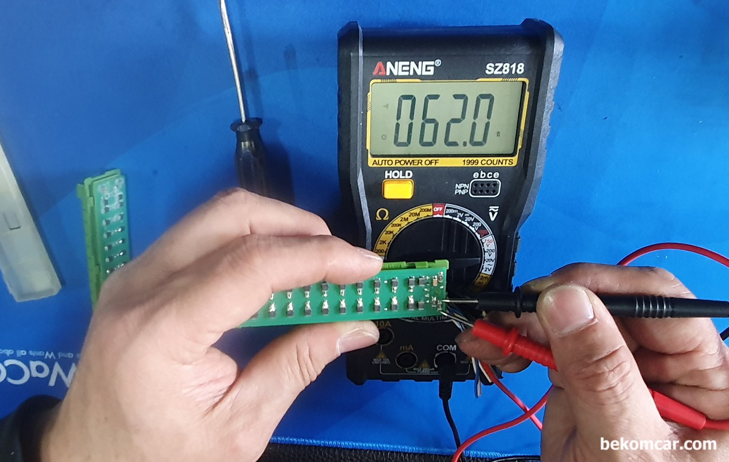 캔 통신 에러 종단저항 측정기록, 마세라티 기블리 사례, 60옴 ×2개 =120옴 마세라티 기블리 고속 캔 통신 종단저항 회로설계이다. GM 크라이슬러 피아트 마세라티 등 차량에서 흔하게 발견된다. 추가로 10옴 저항도 회로설계에 포함되어 있다. 캔 통신에러 원인중 하나가 바로 종단저항 고장이다. 저항2개 각 각 62옴 이 측정되어 정상이다.|بيكومكار  (bekomcar)
