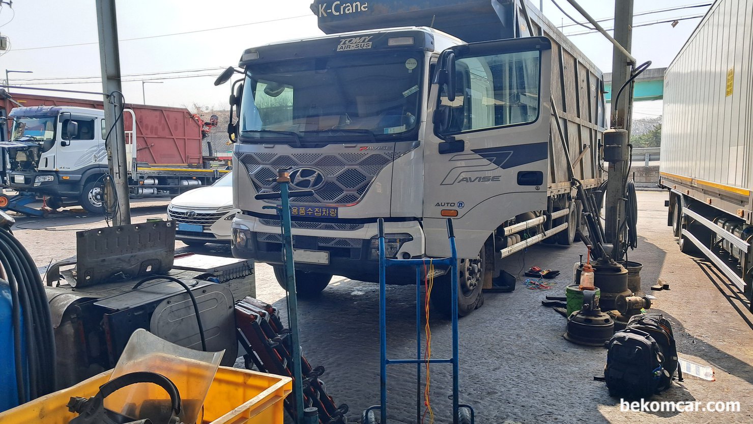 정비소 맞춤식 베콤카 현장방문 캔 통신 워크샵, 화성시 대형차량 정비소, 베콤카 정비소 현장방문 맞춤식 캔 통신 특별 워크샵 이 있었다. 장소는 화성에 있는 대형차량 정비소,  회로도 이해하기, 전기고장, 캔 통신 및 고장진단 방법론등 이론 공부와 함께 실제 차량 (파비스)에서 캔 통신 High & Low 파형을 직접 측정하면서 여러가지 변수, 진단방법, 주의점 등을 현장 실습을 통하여 함께 공부했다. 그런데, 대형차라 그런지 모든것이 큼직 큼직하다. 소켓도 1" 크기이고 잭도 무지하게 크다. 장점은 공간이 널 널해서 참 좋은것 같다.|بيكومكار  (bekomcar)