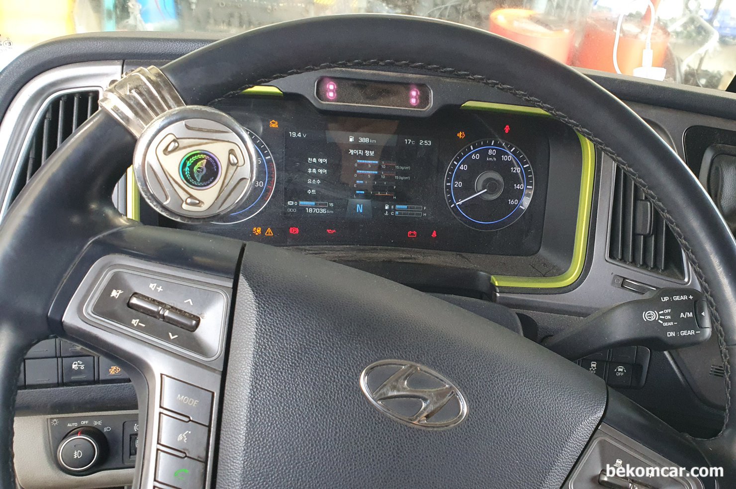 현대자동차 파비스 캔 통신 실습차량, 엔진등 차량 사진기록, 운전석에도 손 잡이를 잡고 올라타야 한다. 승용차와는 참 다르다. 그리고 올라가면 거대한 공간이 눈에 들어온다. 뭐든 다 크고 다 넓고 그렇다. 하지만 캔 통신 진단 정비 측면에서는 그냥 캔 통신을 탑재한 차량일 뿐이다. 현대 파비스 메가트럭에 대한 자세한 정보는 https://www.hyundai.com/kr/ko/c/products/truck/pavise 를 참고한다.|贝科姆汽车 (bekomcar)