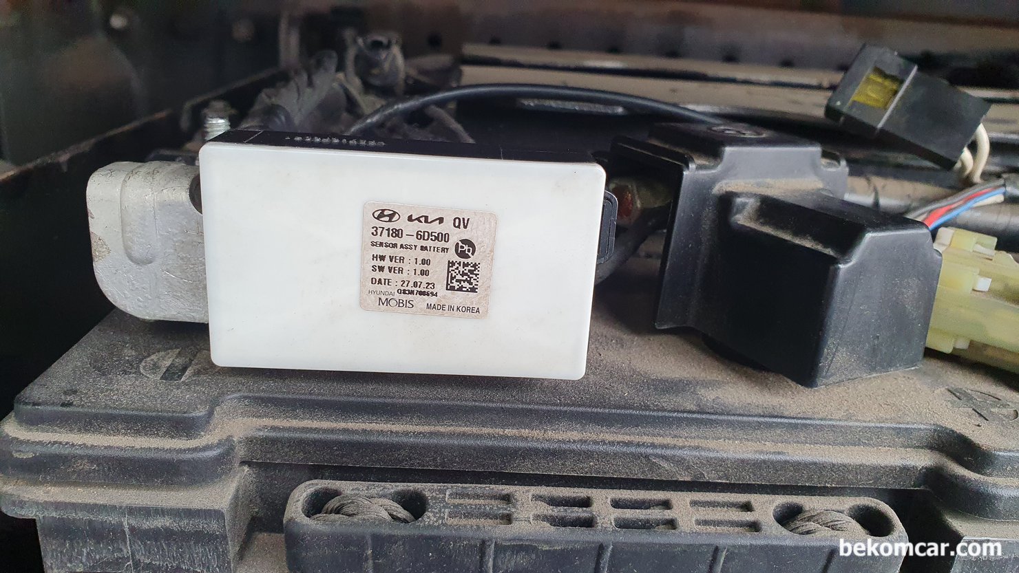 캔 통신 고장코드 진단후 단품고장 최종결정전 필수 점검 - '부하전압강하', 현대자동차 파비스의 캔통신 망중에서 C-CAN 네트워크에 연결된 배터리센서 부품이다. 'SENSOR ASSY BATTERY 37180-6D500' 부품 번호이다. 상당수 차량은 배터리 센서에 Wake up call 기능까지 있어 배터리 센서 작동이 잘 되지 않으면 시동이 걸리지 않는 경우도 많다.|베콤카 차량정밀진단