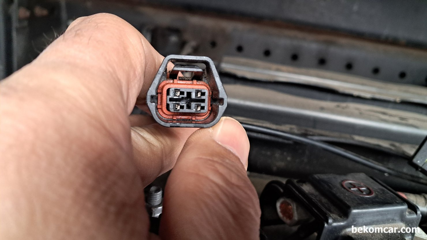 캔 통신 고장코드 진단후 단품고장 최종결정전 필수 점검 - '부하전압강하', 현대자동차 파비스의 C-CAN 통신 모듈중 하나인 배터리센서 코넥터 이다. 배터리 센서 단품고장 결정 하기전에 마지막 점검을 한다. 회로도 참고후 각 핀 별 전압등을 측정하는데 중요한것은 '부하전압측정' 이다. 그냥 테스터기에 찍히는 전압은 가끔 꽈당인 경우가 있기 때문이다.|베콤카 차량정밀진단