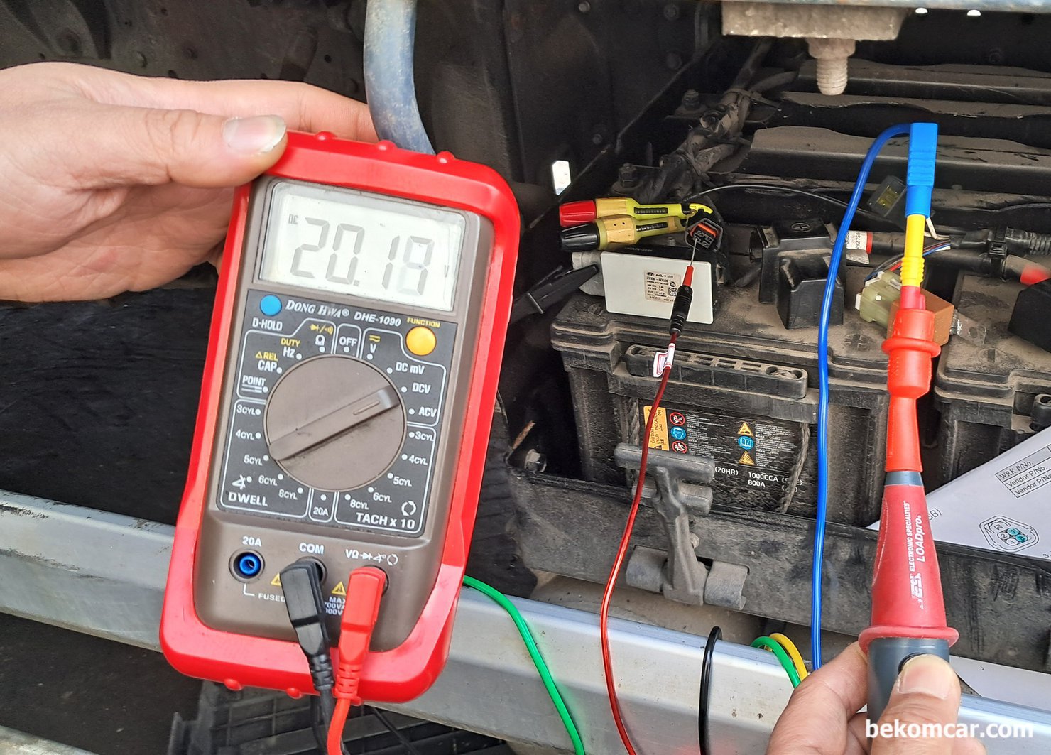 캔 통신 고장코드 진단후 단품고장 최종결정전 필수 점검 - '부하전압강하', LOADPro 부하전압측정 특수공구를 이용하여 측정결과 약 840mV정도의 부하전압강하가 확인된다. 배터리 센서의 코넥터에서 차량전체 한바퀴 돌아오는 과정에 840mV손실이면 전체적인 전압강하는 우려할 부분은 아니다.
Mr. Daniel Sullivan 이 개발한 부하전압측정 특공이다. 자세한 정보는 (https://www.youtube.com/@bivideo7) 를 참고한다.|베콤카 차량정밀진단