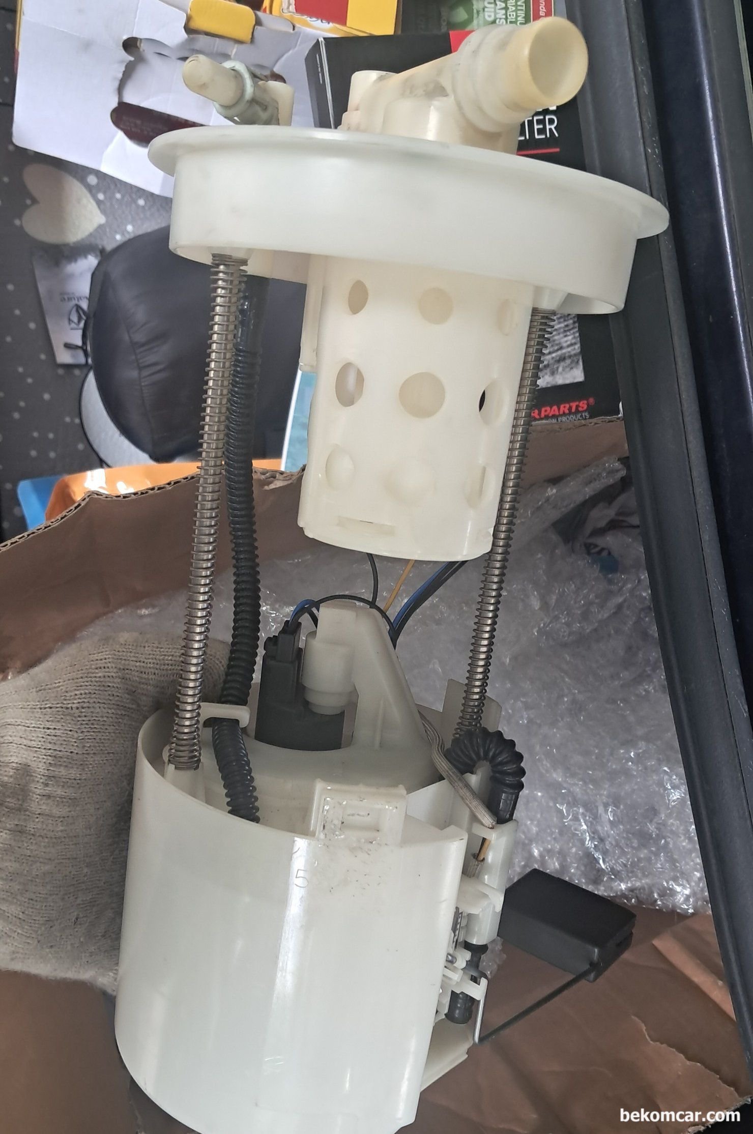 2015년 혼다 어코드 9세대 간헐적 시동지연, 연료펌프 진단기록, 가장 일반적인 승용차용 연료펌프 어셈블리 이다. 연료압력 레귤레이터, 연료필터, 연료펌프, 연료게이지 센서 등이 어셈블리에 포함되어 있다. 일반적으로 교체시에는 연료펌프모터 와 필터등을 같이 교환 하는것이 돈 아끼는 지름길이다.|贝科姆汽车 (bekomcar)