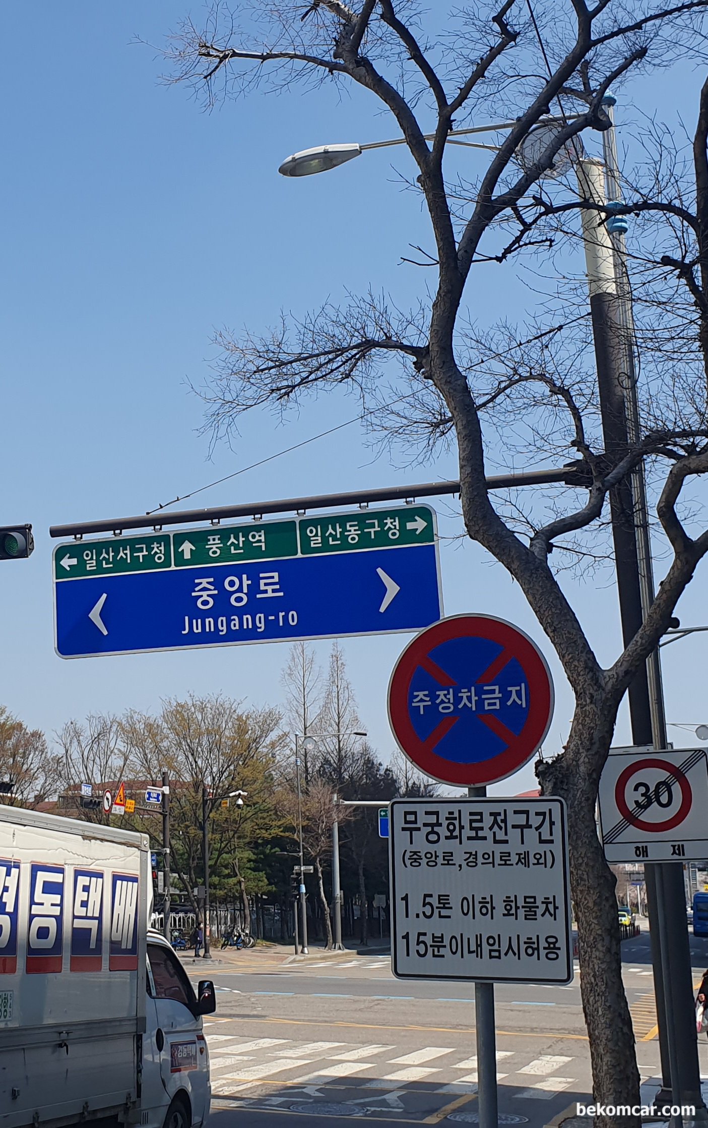 캔 통신? 신호등 과 같다, 일산의 한 교차로의 신호등이다. 캔 통신 파형과 똑 같은 이치이다. 좌회전 표시에 좌회전을 하면 되는것이다. 캔 통신 파형이 이렇다. 계란 세우기 와 같이 아주 단순한 구조만 알면 된다.|贝科姆汽车 (bekomcar)