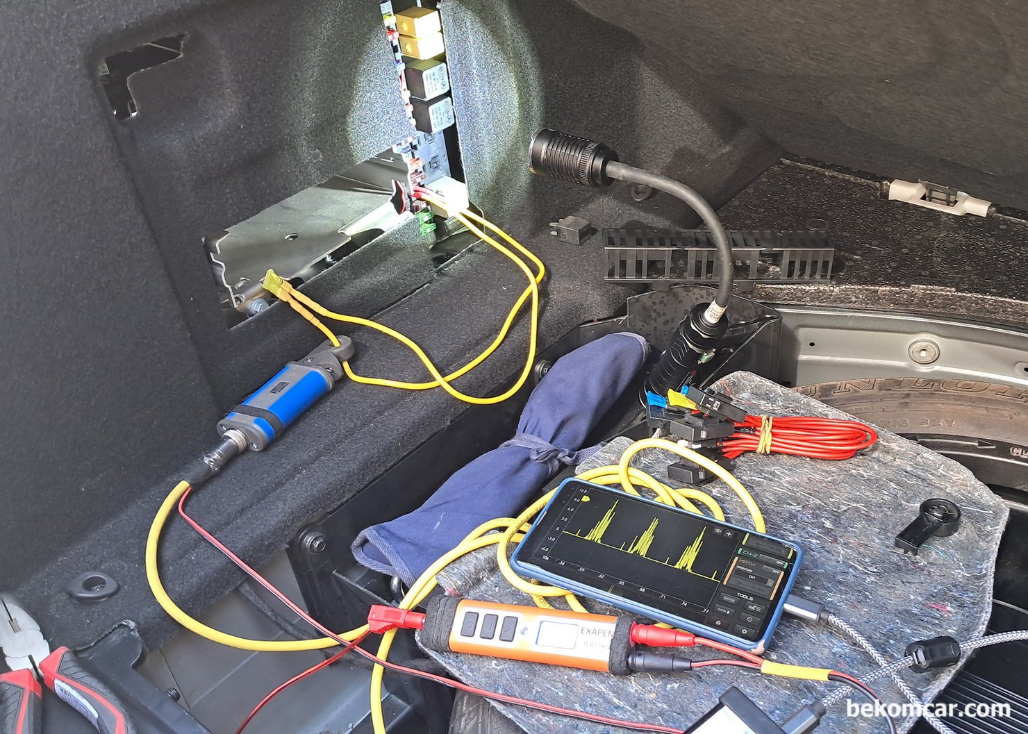 벤츠 E200K  주행중 시동꺼짐 진단, 진단결과 연료펌프 고장 확인, 벤츠 E200K  주행중 시동꺼짐 진단, 진단결과 연료펌프 고장이 확인된다. 연료펌프는 조수석 뒤쪽 의자밑에 있다. 운전석 뒤쪽 의자밑에는 연료필터와 파워 그라운드 시그널등 배선이 있다. 연료럼프 는 Locking Ring 형태이다.  이번에도 자작한 휴즈점퍼를 매우 유용하게 사용하였다. 지인 정비소 (기능장) 대표님께서 연료펌트 뚜껑을 열어서 직접 펌프상태까지 점검을 하였다. 오진을 피하기 위해서 이다. 불쑥 찾아갔는데 바쁘신대도 도와주셔서 참 고맙다.|bekomcar.com