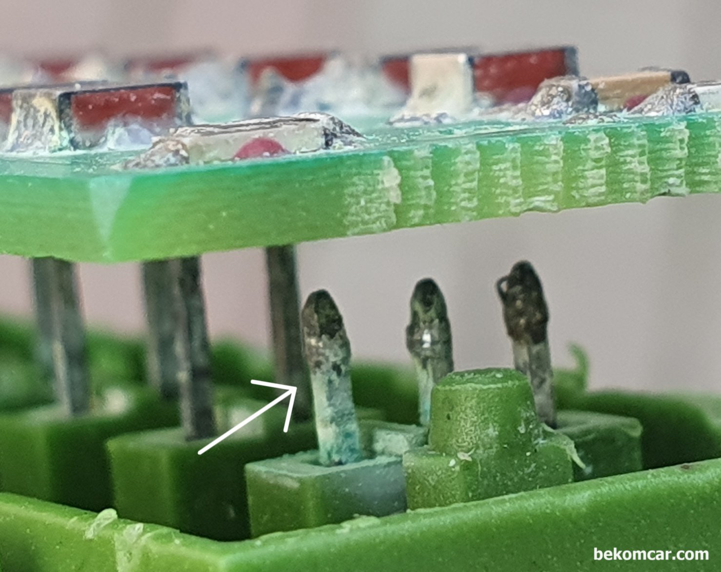 GM 크라이슬러 피아트 마세라티 벤츠 등 캔 통신 에러 스타코넥터 이해, GM 크라이슬러 피아트 마세라티 벤츠 등 캔 통신 에러 진단시 스타코넥터 구조로, PCB와 하우징을 분리하여 수분침투 부식을 살펴본다. 숨어있는곳에 큰 부식이 있어 원치 않는 저항으로 인하여 캔 통신 에러가 발생하는 상태이다.|贝科姆汽车 (bekomcar)