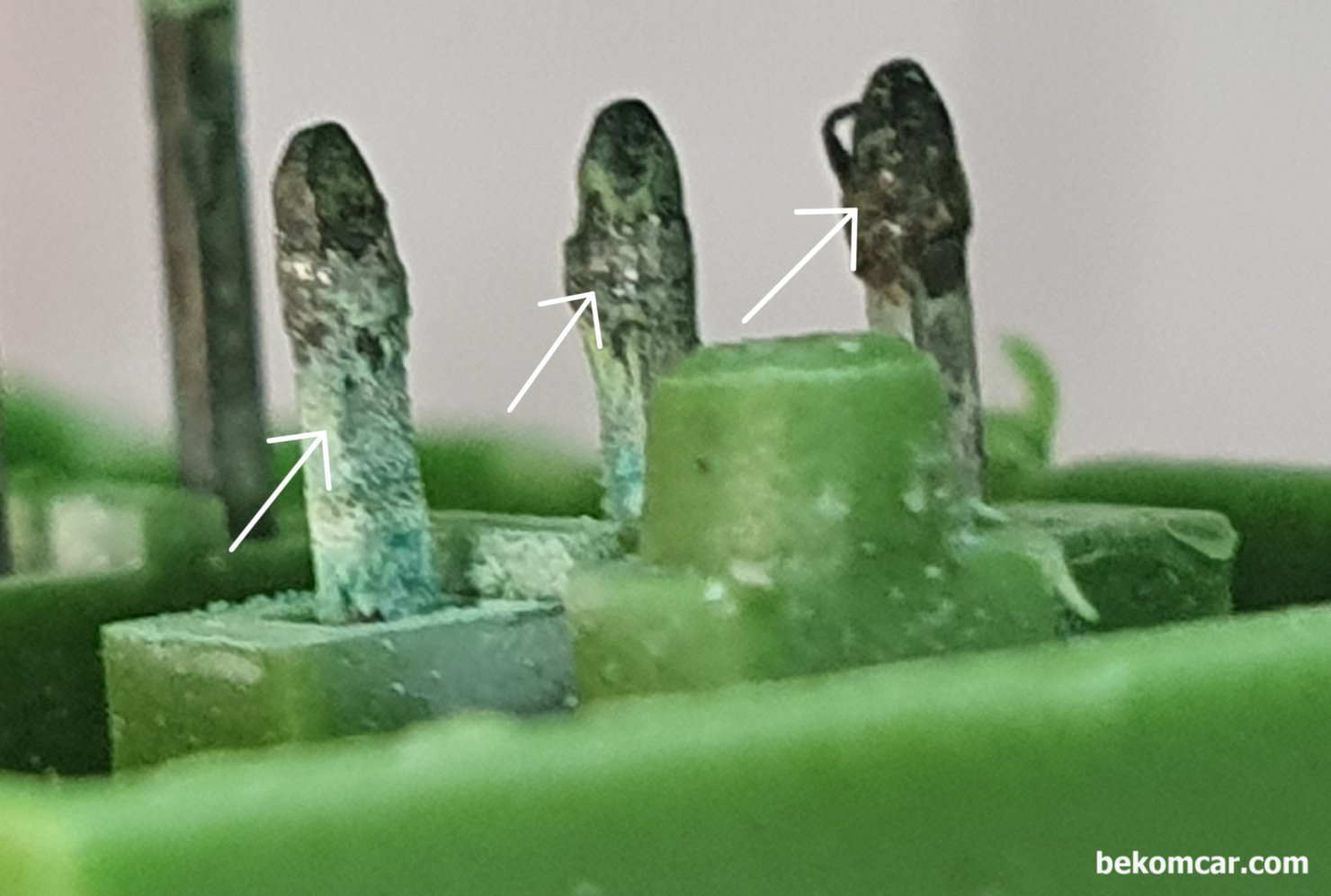 GM 크라이슬러 피아트 마세라티 벤츠 등 캔 통신 에러 스타코넥터 이해, GM 크라이슬러 피아트 마세라티 벤츠 등 캔 통신 에러 진단시 스타코넥터 연결 터미널을 확대하여 살펴보면 더욱더 확실히 수분 침투로 터미널이 부식이 된것 을 알 수 있다. 전형적인 캔 통신 고장 원인중 하나가 바로 수분 침투로 인한 부식이다.|贝科姆汽车 (bekomcar)