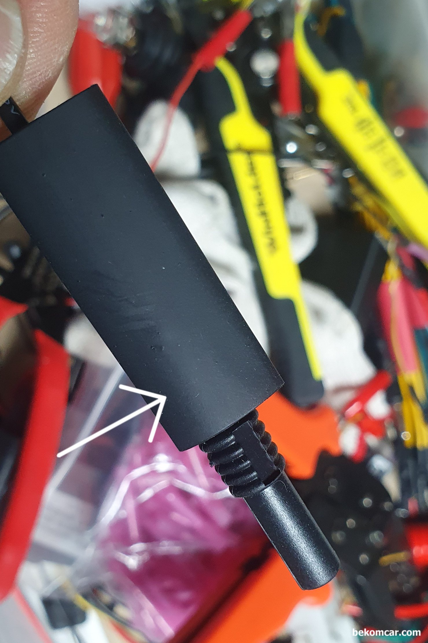 전기적 진단시 코넥터 연결시 주의점 기록, 4mm 암 코넥터 작업 사례, 마지막에 적절한 크기의 열 수축 튜브로 마무리 해준다. 만약 차량에 장착될 경우 위치에 따라서 수분이 침투되지 않는 형태로 해야 한다.|贝科姆汽车 (bekomcar)