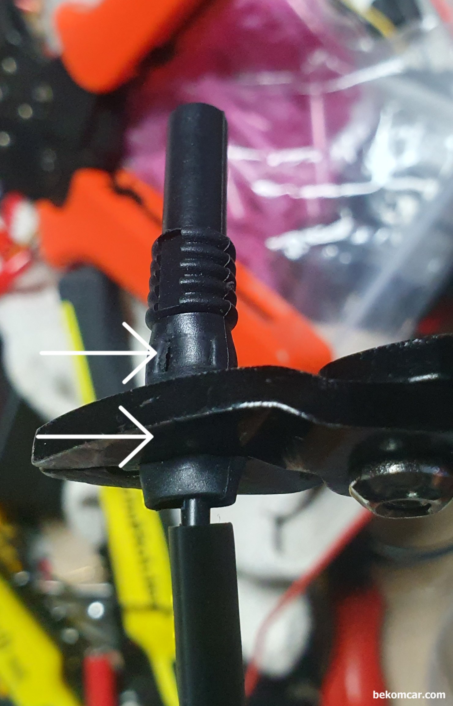 전기적 진단시 코넥터 연결시 주의점 기록, 4mm 암 코넥터 작업 사례, 크림핑 플라이어로 2군데 정도 크림핑 해준다. 이때 접촉이 잘 되도록 적절한 힘 으로 크림핑 해준다. 그러면 성인이 힘 주어 당겨도 절대 빠지지 않는다. 물론 뚝 부러질 확율도 거의 없다.|贝科姆汽车 (bekomcar)