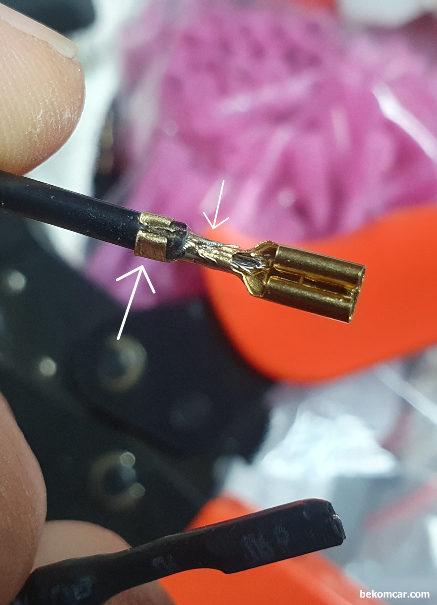 전기적 진단시 코넥터 연결시 주의점 기록, 4mm 암 코넥터 작업 사례, 하네스 스트립후 적절한 용도의 크림핑 코넥터 를 연결해서 연결부분과 하네스간 뚝 부러지지 않게 해주고 접촉이 좋게 해준다.|贝科姆汽车 (bekomcar)