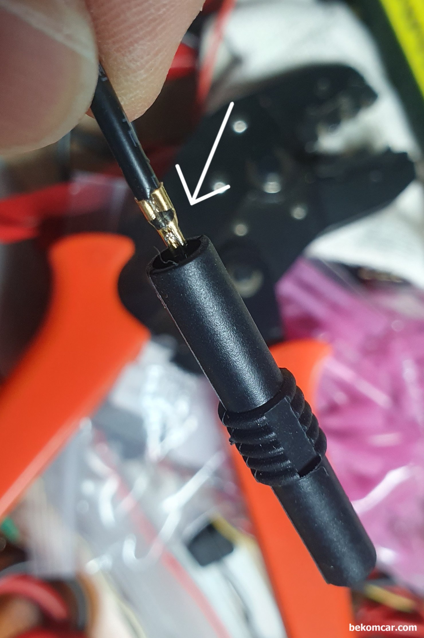 전기적 진단시 코넥터 연결시 주의점 기록, 4mm 암 코넥터 작업 사례, 4mm 암 코넥터에 하네스 크림핀 된것을 삽입해준다. 너무 깊게 삽입하지 않고 적절히만 넣어준다.|贝科姆汽车 (bekomcar)