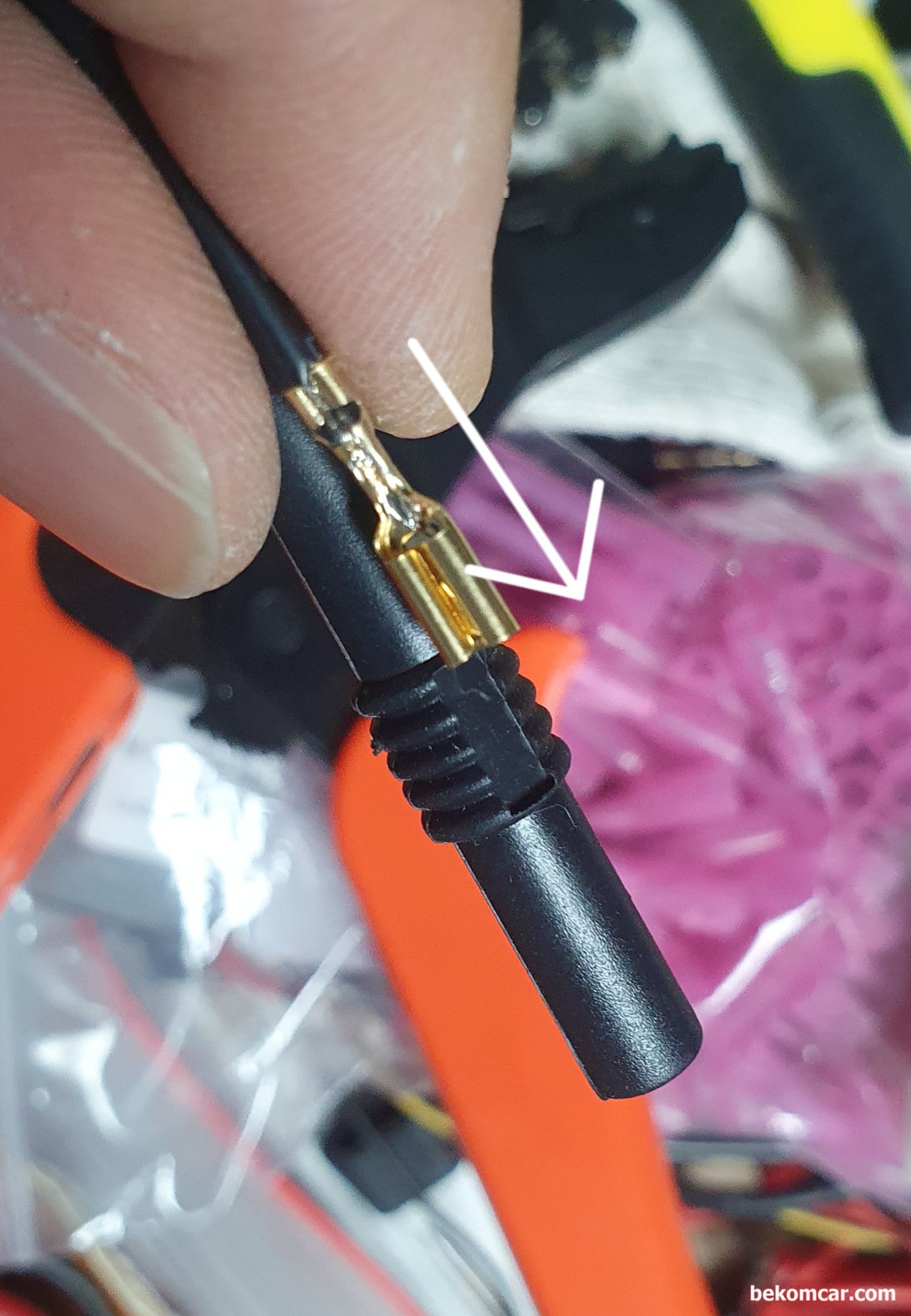 전기적 진단시 코넥터 연결시 주의점 기록, 4mm 암 코넥터 작업 사례, 이경우에는 4mm 암 코넥터, 삽입시 어디까지 들어가는지 대충 길이를 측정해서 딱 그만큼 삽입해준다.|贝科姆汽车 (bekomcar)