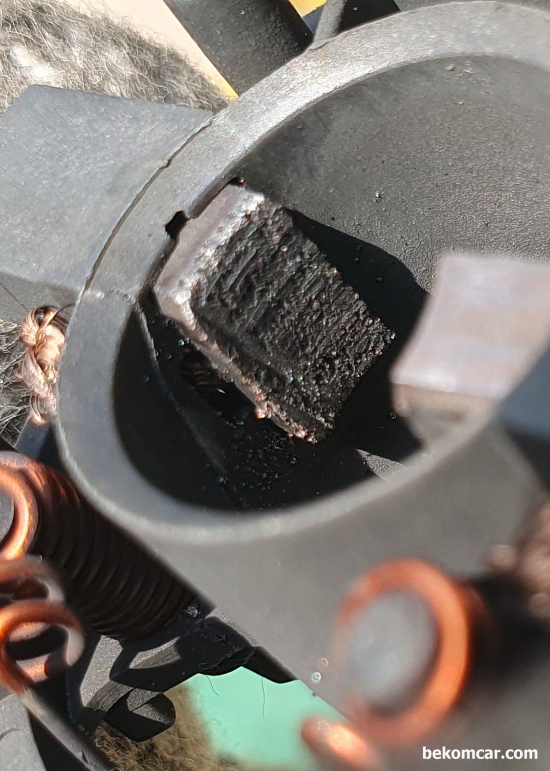 연료펌프 고장 오실스코프 파형, 벤츠 E200K 사례, 벤츠 E200K 주행중 시동꺼짐 원인인 연료펌프 모터의 브러시 부분이다. 마모가 심하고 특히 한개는 스프링이 작동이 되지 않는다. 브러시 접촉부분이 상당히 거칠다. 브러시가 이 정도이니, 연료펌프 모터의 접촉부분 세그먼트 표면 상태도 비슷하게 거칠다. 꼭 아스팔트 표면 같다.|بيكومكار  (bekomcar)