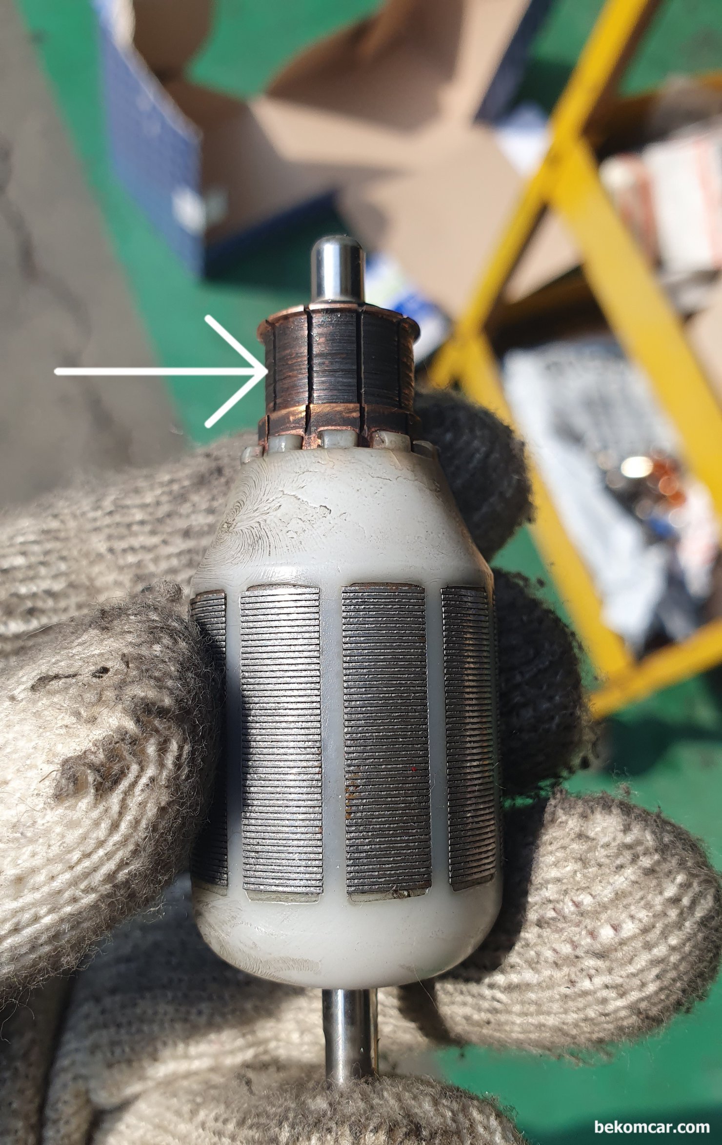 정상 vs. 고장난 연료펌프 파형비교, 벤츠 E200K 시동꺼짐 진단 정비 사례, 주행중 시동꺼짐 진단 및 정비 차량은 벤츠 E200K, 기존 연료펌프 모터를 분해 확인한다. 예상대로 전기 공급을 하는 브러시와 모터 세그먼트 접촉 부분이 완전히 망가진 상태이다. 이런 상태에서는 전기 공급이 되지 않아 모터 작동이 될 수 없다.|贝科姆汽车 (bekomcar)