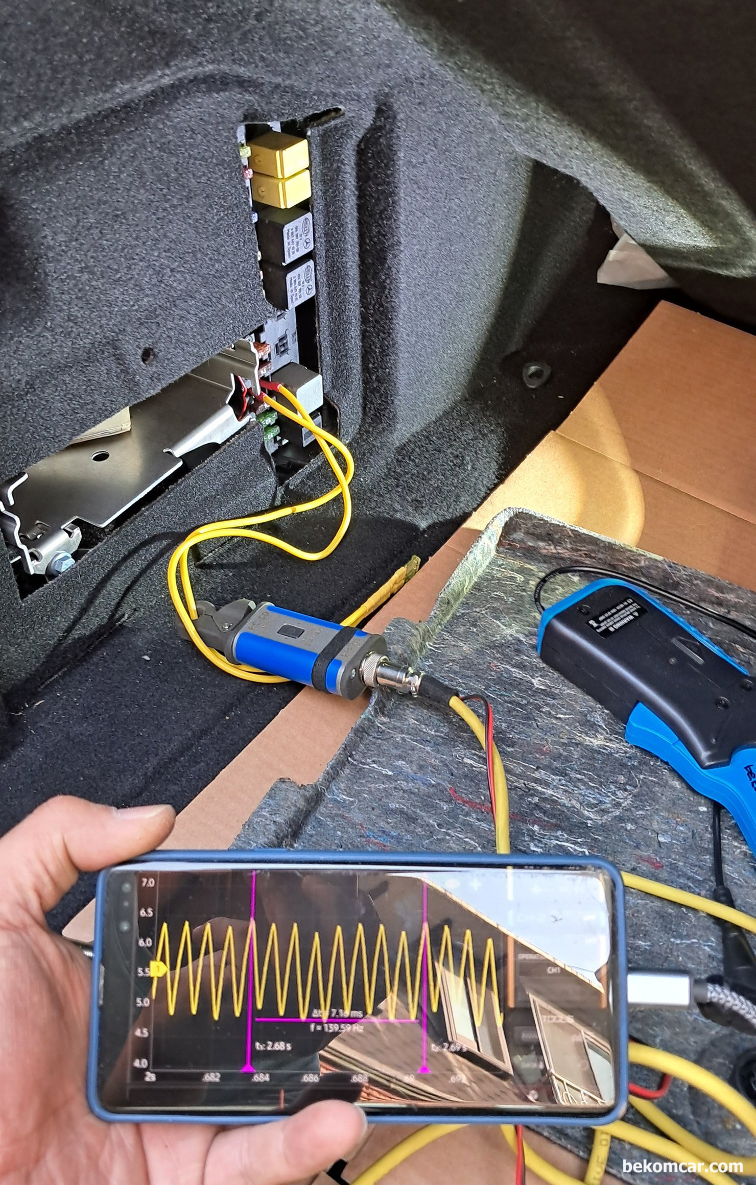 정상 vs. 고장난 연료펌프 파형비교, 벤츠 E200K 시동꺼짐 진단 정비 사례, 주행중 시동꺼짐 진단 및 정비 차량은 벤츠 E200K 이다. 연료펌프 어셈블리 교환후에 측정하는 과정이다. 연료펌프 파형이 매우 좋게 나온다. 신 제품이니 당연하지만. 사용된 스코프는 HS512Max 와 ROTKEE RC-50 전류계이다. 휴즈 점퍼는 직접 제작한것을 사용했다. 추가적으로 한텍 CC65 와 피코 TA234 전류계도 함께 사용하여 측정하였다.|贝科姆汽车 (bekomcar)