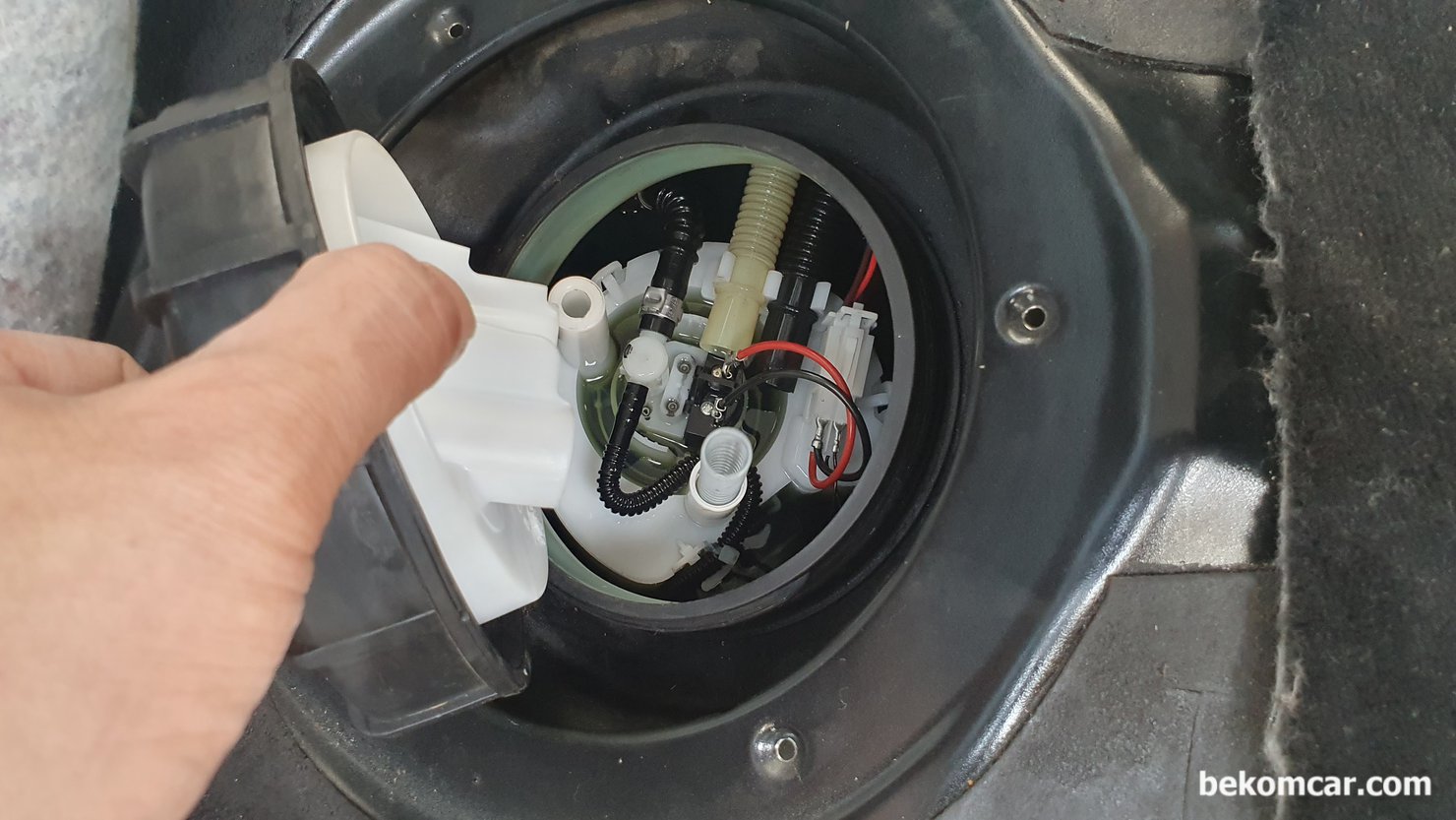 정상 vs. 고장난 연료펌프 파형비교, 벤츠 E200K 시동꺼짐 진단 정비 사례, 주행중 시동꺼짐 진단 및 정비 차량은 벤츠 E200K 의 연료펌프 어셈블리를 교체하는 과정이다. 신품과 구품의 비교이다. 기존 연료펌프는 브랜드가 전혀 없는 제품이었다. 새로 교체하는 연료펌프 어셈블리는 독일 브랜드 Pierburg 이다.|贝科姆汽车 (bekomcar)