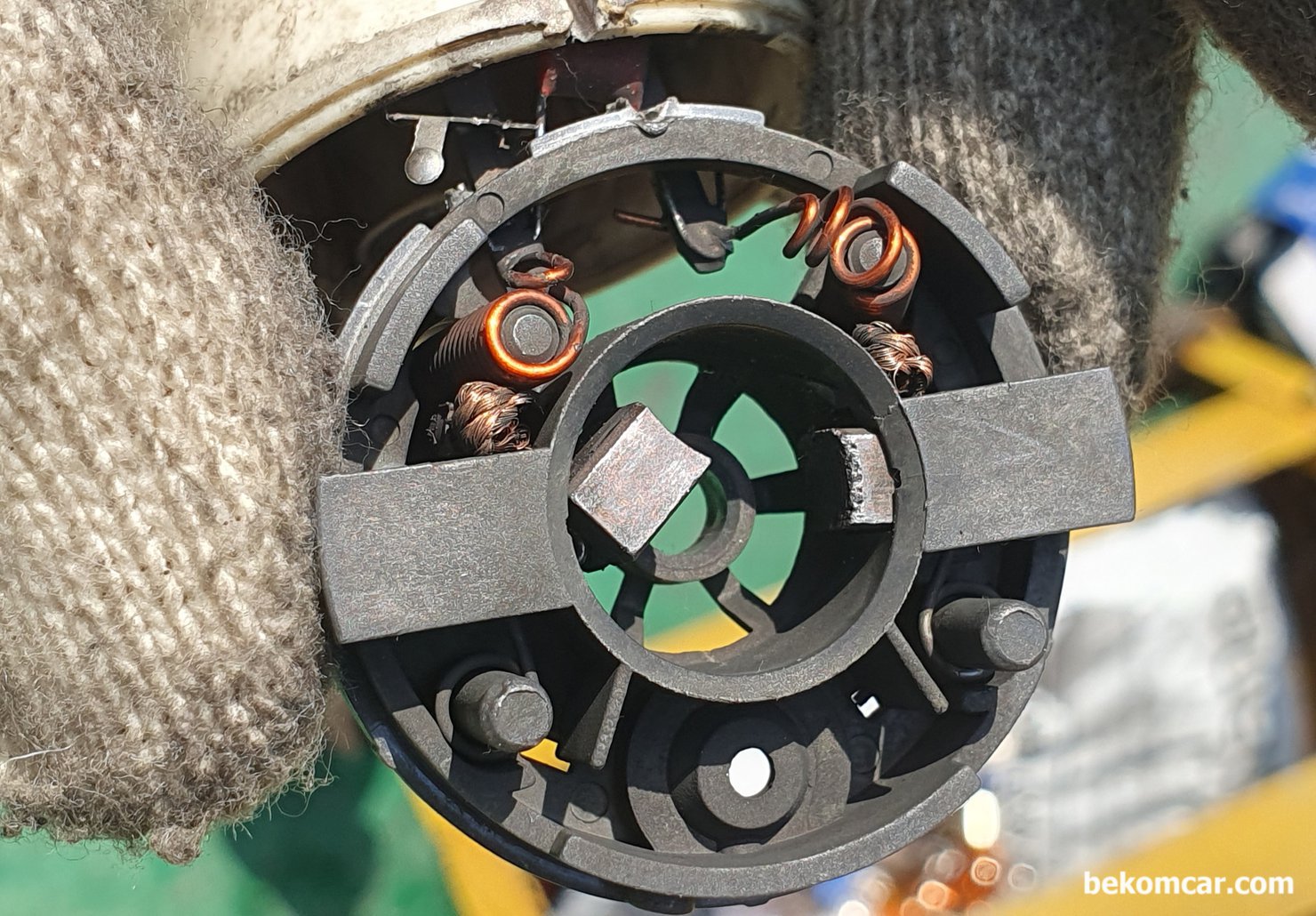 연료펌프 고장 오실스코프 파형, 벤츠 E200K 사례, 벤츠 E200K 주행중 시동꺼짐 원인인 연료펌프 분해후에 브러시 부분을 살펴본다. 전체적으로 왠지 좀 어설퍼 보이는 연료펌프 모터이다. 연료펌프 자체나 전체적으로 어디에도 부품제조 회사나 부품번호 등 어떠한 마크도 없다. 운행중 시동꺼짐 등 이 발생할 수 있는 연료 펌프는 꼭 순정이나 OEM 을 사용 하는것이 더 좋다.|بيكومكار  (bekomcar)