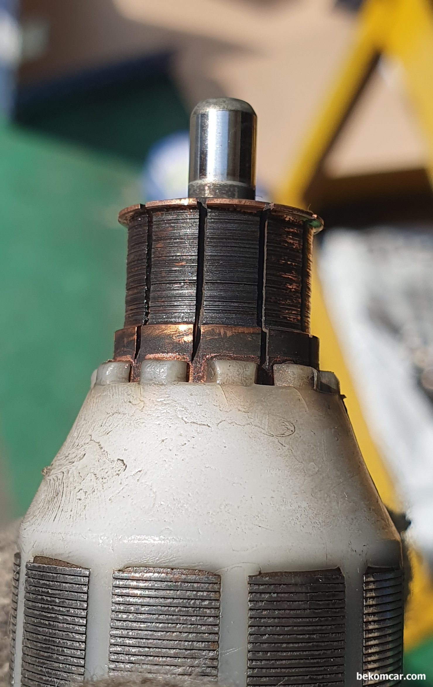 연료펌프 고장 오실스코프 파형, 벤츠 E200K 사례, 벤츠 E200K 주행중 시동꺼짐 원인인 연료펌프 이다. 오늘 부품이 도착하여 교체하고 기존의 연료펌프를 분해하여 상태를 확인한다. 연료펌프 파형과 연료펌프 세그먼트 브러시 접촉 부분의 상태가 일치한다. 사실상 이정도로 스크래치까지 파인 세그먼트가 흔하지는 않다.|بيكومكار  (bekomcar)