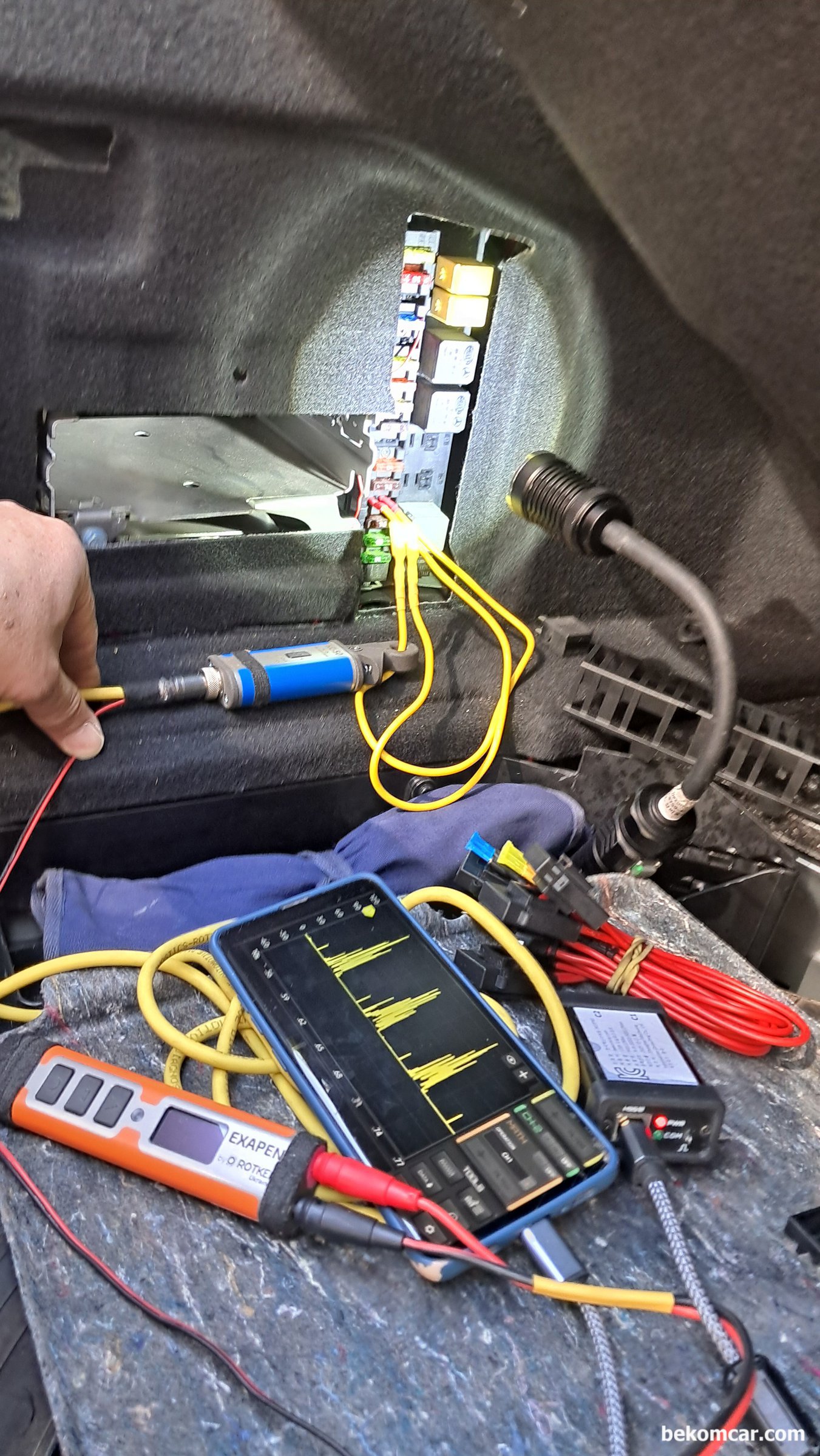 벤츠 E200K  주행중 시동꺼짐 진단, 진단결과 연료펌프 고장 확인, 벤츠 E200K  주행중 시동꺼짐 진단, 진단결과 연료펌프 고장이 확인된다. 연료펌프는 조수석 뒤쪽 의자밑에 있다. 운전석 뒤쪽 의자밑에는 연료필터와 파워 그라운드 시그널등 배선이 있다. 연료럼프 는 Locking Ring 형태이다.  이번에도 자작한 휴즈점퍼를 매우 유용하게 사용하였다. 지인 정비소 (기능장) 대표님께서 연료펌트 뚜껑을 열어서 직접 펌프상태까지 점검을 하였다. 오진을 피하기 위해서 이다. 불쑥 찾아갔는데 바쁘신대도 도와주셔서 참 고맙다.|베콤카 차량정밀진단