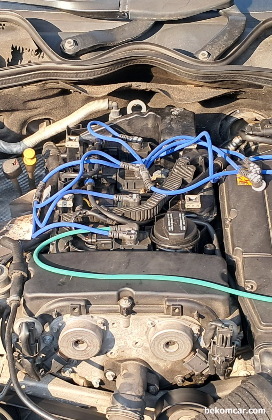 1채널에서 4개 실린더 점화파형 측정, ROTKEE LX4 특수프로브, 벤츠 E200K 점화 파형 측정 과정이다. 점화코일 위에 점화로드 를 양면 테이프로 고정시킨다. 이번에 사용되는 점화 프로브는 ROTKEE LX6로 1채널에서 6개 실린더 까지 점화 파형 측정이 가능하다. E200K는 4기통이라 4개만 사용하고 2개 점화로드는 사용하지 않았다.|贝科姆汽车 (bekomcar)