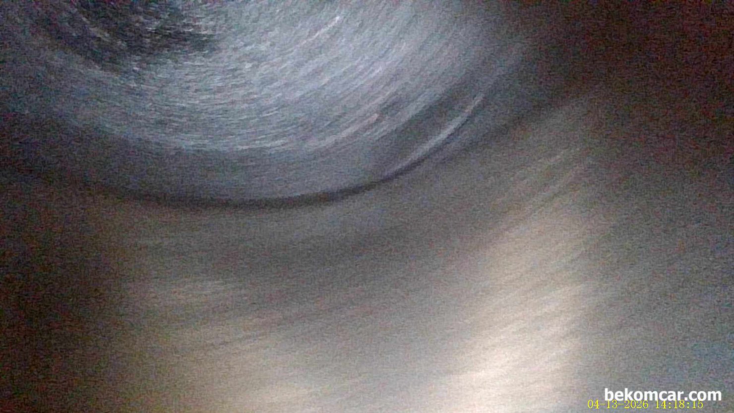 실린더 내시경 검 사결과 불완전 연소상태 피스톤 과 밸브상태 확인됨, 벤츠 E200K 사례, 공연비 농후 P0172 와 4번 실린더 실화 P0304 가 있는 상태의 벤츠 E200K W211 내시경 검사 기록이다. 실린더 벽에 스크래치 흔적이 전혀 없다. 그리고 피스톤과 실린더 가장자리 에 카본이 많이 있는데 E200K 내시경 검사차량의 경우 상당히 깨끗한 편이다.|بيكومكار  (bekomcar)