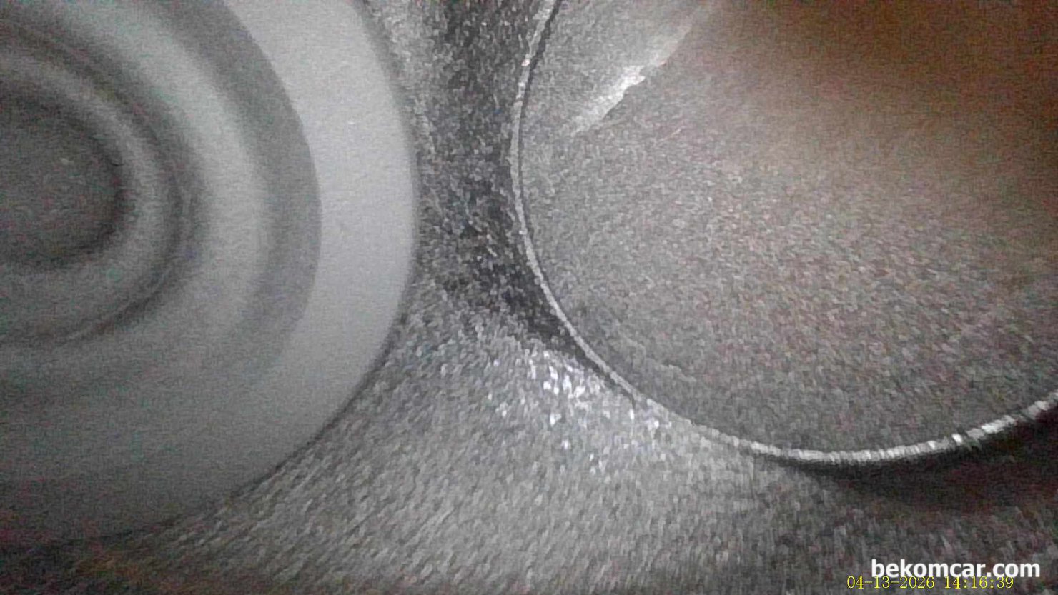 실린더 내시경 검 사결과 불완전 연소상태 피스톤 과 밸브상태 확인됨, 벤츠 E200K 사례, 공연비 농후 P0172 와 4번 실린더 실화 P0304 가 있는 상태의 벤츠 E200K W211 내시경 검사 기록이다. 다른 실린더의 흡기밸브 와 배기밸브 내시경이다. 의외로 밸브 가장자리에 카본이 매우 적은편 이다. 전체적으로 엔진내부 환경은 특이 사항이 없는것 으로 판단된다. 하지만 그렇다고 기계적 결함이 100% 없다고 결론 내리지는 못 하고 여러가지 데이터 중 하나로 활용된다.|بيكومكار  (bekomcar)