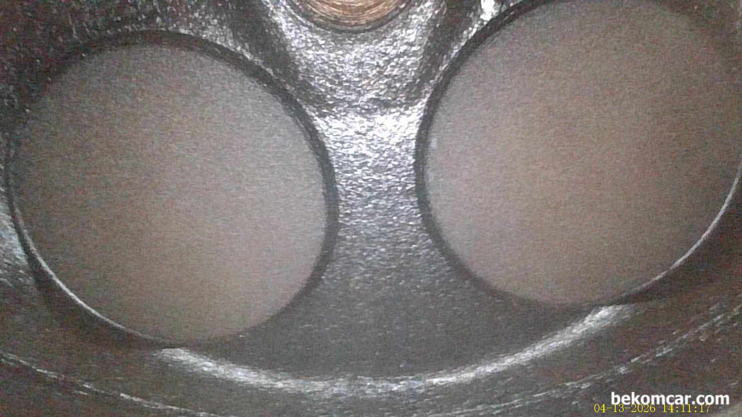 실린더 내시경 검 사결과 불완전 연소상태 피스톤 과 밸브상태 확인됨, 벤츠 E200K 사례, 공연비 농후 P0172 와 4번 실린더 실화 P0304 가 있는 상태의 벤츠 E200K W211 내시경 검사 기록이다. 흡기밸브 & 배기밸브 그리고 실린더 벽과 만나는 가장자리등 전체적으로 카본은 없는편이다. 하지만 불완전 연소의 흔적은 확실하게 관찰된다. 오랫동안 불완전 연소가 진행되어 온 듯 하다.|بيكومكار  (bekomcar)