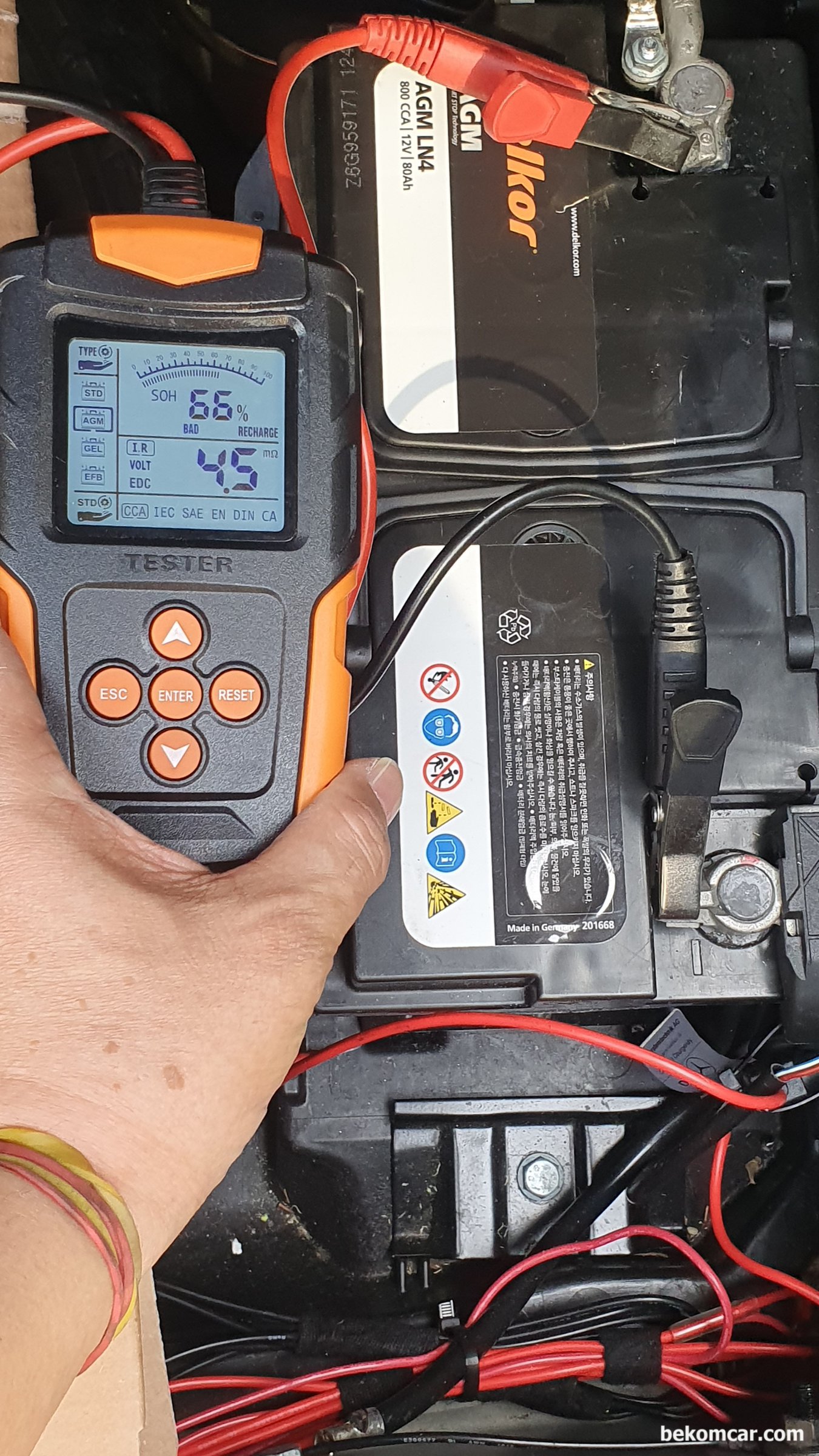 배터리 충전기 전기적 진단시 필수장비, 캔 통신등 모든 전기적 진단시 배터리 상태부터 확인 하는것이 중요하다. 그리고 꼭 배터리 충전기를 연결해두어야 한다.|بيكومكار  (bekomcar)