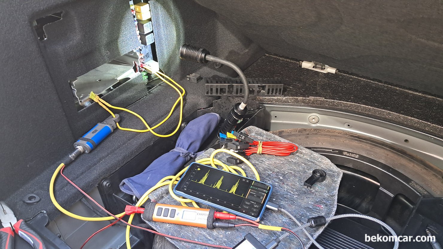 과학적 고장진단이 좋은 이유, 벤츠 W211 E200K 주행중 시동꺼짐 진단 정비 사례, W211 E200K 주행중 엔진꺼짐 진단을 하고 있다. 트렁크 휴즈박스에서 연료펌프 휴즈에 점퍼를 이용하여 스코프와 전류계를 사용하여 파형을 측정한다. 전류계는 ROTKEE.COM RC-50이며 오실로스코프는 MartinLoren.com HS512Max 이다.|베콤카 차량정밀진단