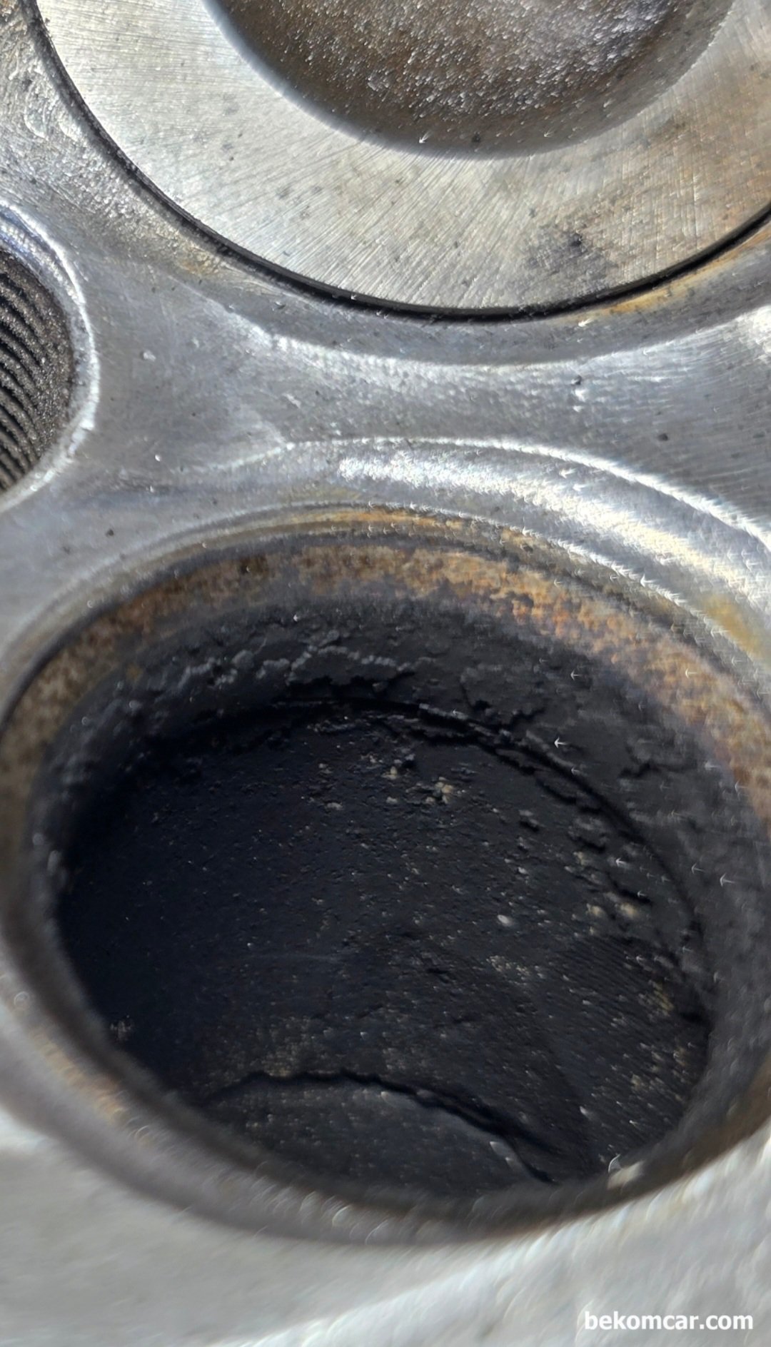 BMW E60 M54 525i 실린더압축압력센서 진단 & 결과 (헤드 탈거후 밸브상태 확인), 심한 부조 실화등 증상이 있는 BMW E60 M54 525i 실린더압축압력센서 진단 결과 헤드작업이 필요하다고 진단되었다. 그리고 정비소에서 525i 헤드 분해하여 확인시 배기밸브에서 누설이 확인되었다.|بيكومكار  (bekomcar)