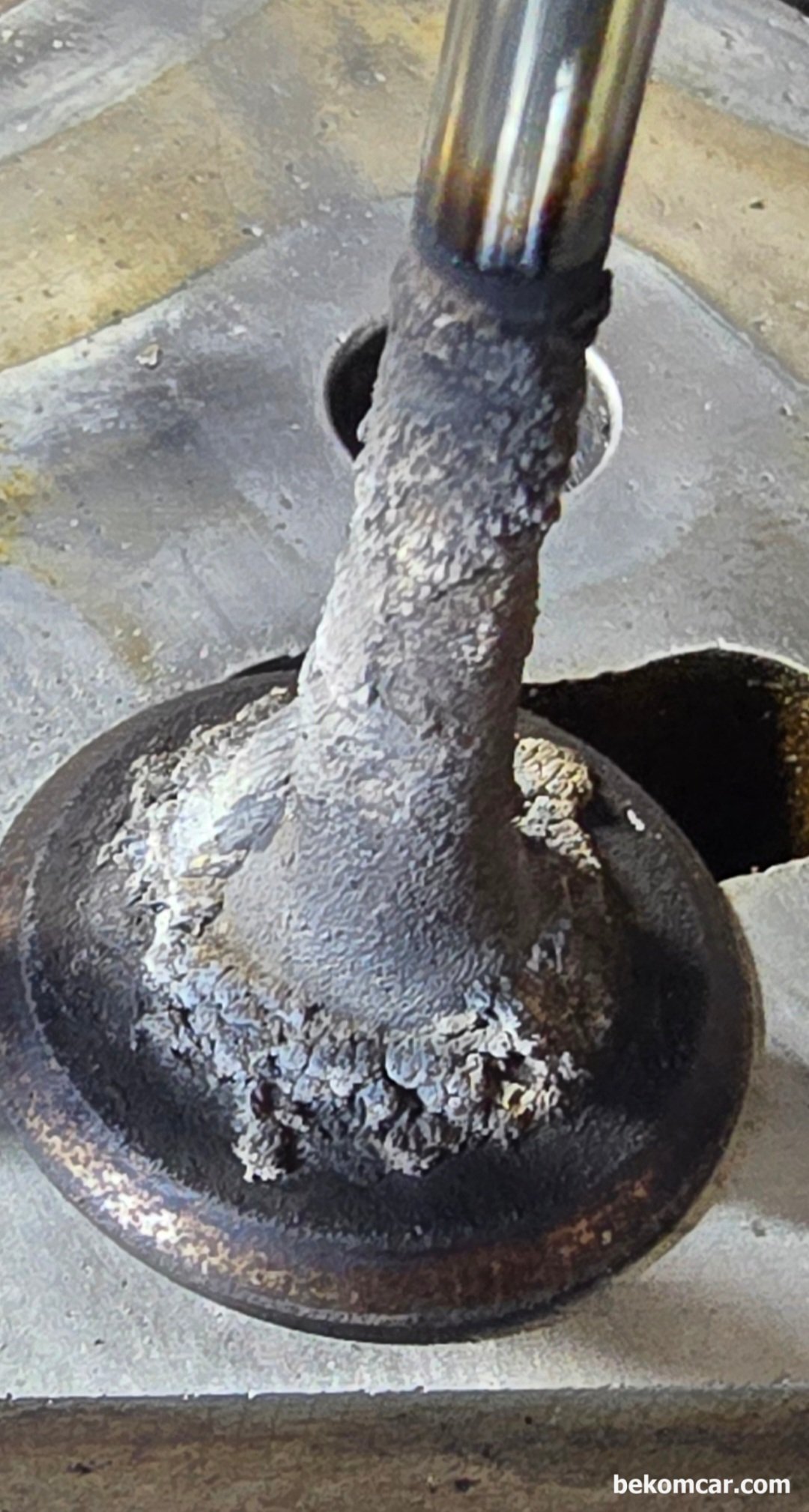 BMW E60 M54 525i 실린더압축압력센서 진단 & 결과 (헤드 탈거후 밸브상태 확인), 심한 부조 실화등 증상이 있는 BMW E60 M54 525i 실린더압축압력센서 진단 결과 헤드작업이 필요했었다. 실제로 헤드 탈거하여 확인 결과 밸브로 누설이 되는것이 확인되었다고 한다. 아마도 카본이 가장 큰 근본적인 원인인듯 하다. PFI 인젝션 시스템에서는 배기행정 단계에서 인젝션이 이루어지고 이렇게 카본이 많으면 'Induction Resistance' 현상등에 의하여 부조 실화가 생긴다. 그리고 오래 지속되면 밸브쪽 압력 누설까지 이어지는것 이다.|بيكومكار  (bekomcar)