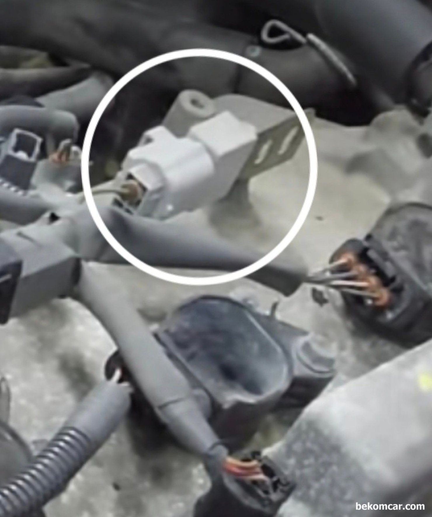 토요타 렉서스 대부분 V6엔진 2GR-FE 노이즈필터 구조, 토요타 렉서스 대표적인 V6 엔진으로, 시에나, RX, ES, 아발론등 대부분의 V6에 사용되는 대표적인 엔진이다. 혼다의 J시리즈 와 같다고 할 수 있다. 고전압 부품에서 나오는 전기적 노이즈가 저 전압 민감한 센서류 등 신호에 간섭을 줄이기 위하여 노이즈 필터를 사용하고 있다.|bekomcar.com