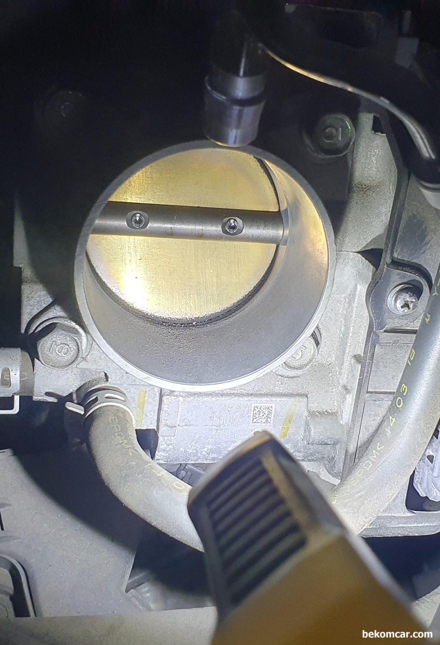 혼다어코드 2015 'P2101 ETCS 쓰로틀바디 제어시스템 기능불량' 진단 및 정비사례, 혼다어코드 2015, 'P2101 ETCS 쓰로틀바디 제어시스템 기능불량' 고장코드 확인결과 모든 시스템은 정상이고, 쓰로틀바디 막힘율 100%. 실제 쓰로틀바디 확인 결과 카본이 많이 확인된다. 쓰로틀바디 크리닝 & 초기화 학습후 출고한다. 어코드 9세대  "...시동꺼짐 현상 1번 발생, 3~4번 시동걸었더니 시동걸려서..." 진단 정비사례이다.|bekomcar.com